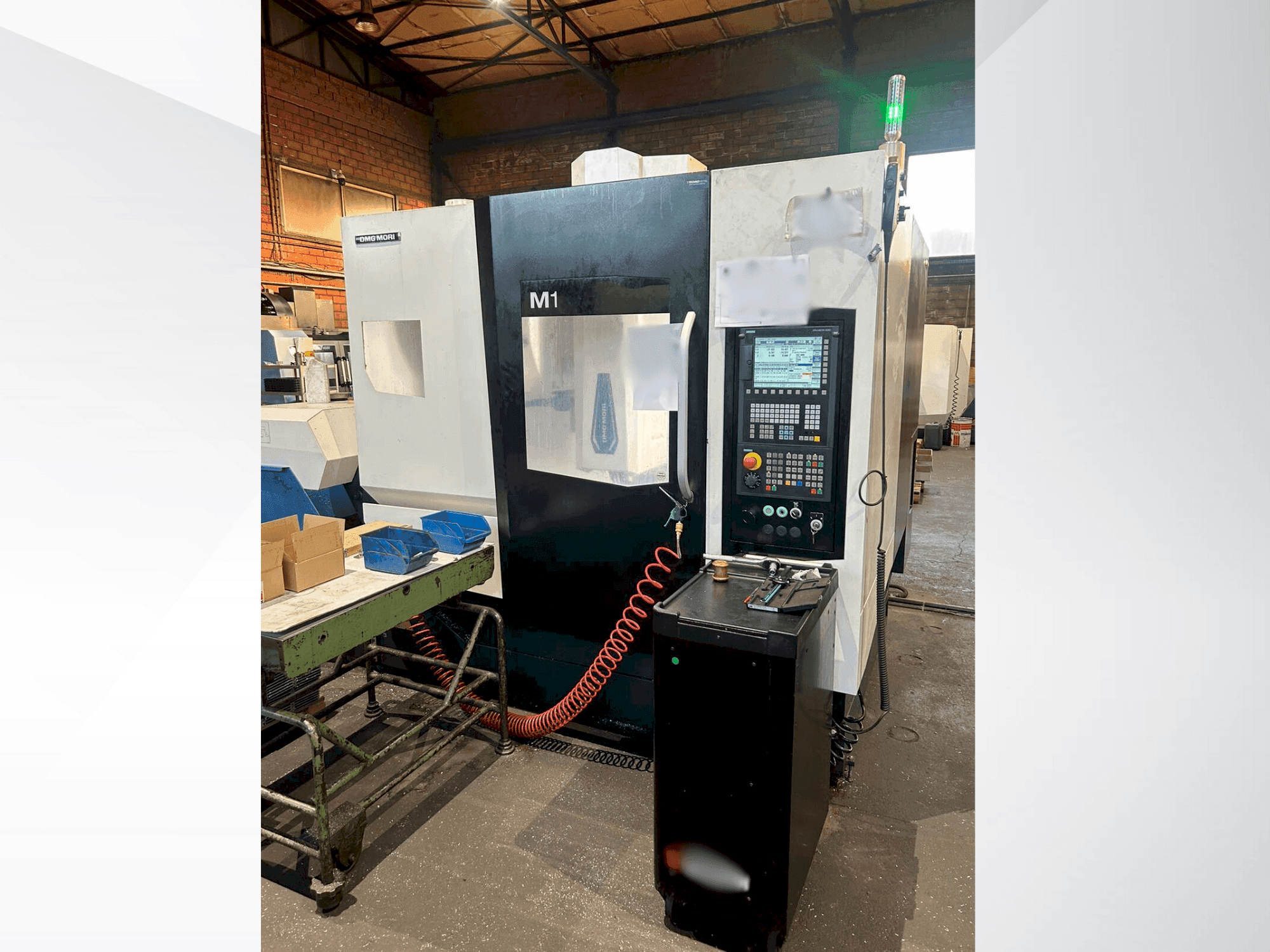 Čelní pohled na DMG MORI M1 PRO stroj