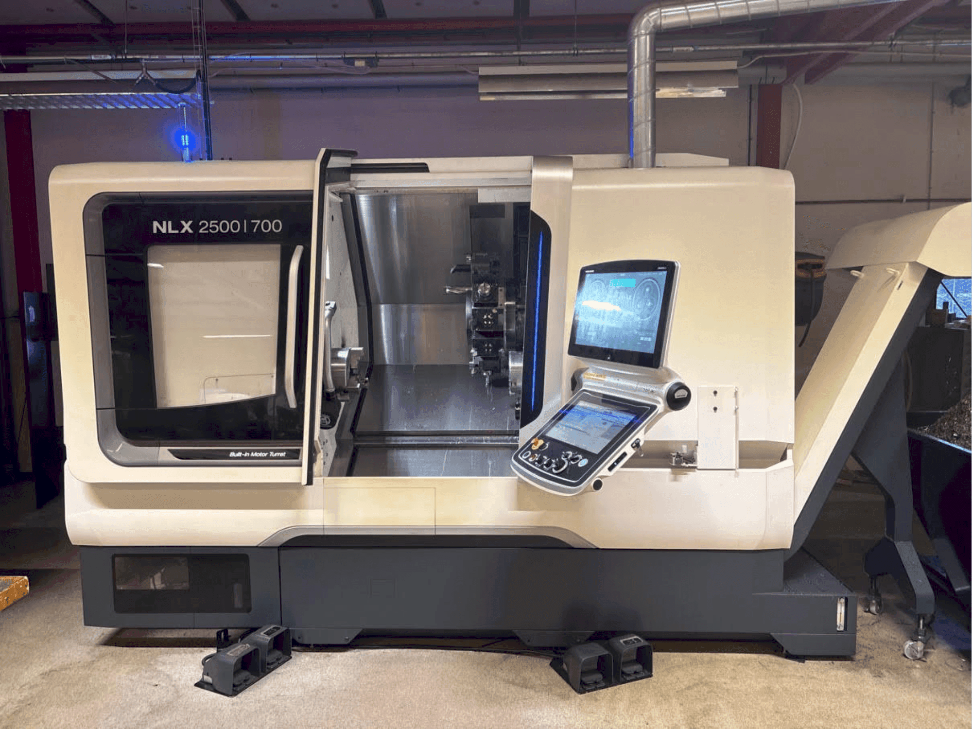 Čelní pohled na DMG MORI NLX 2500-700 SY stroj