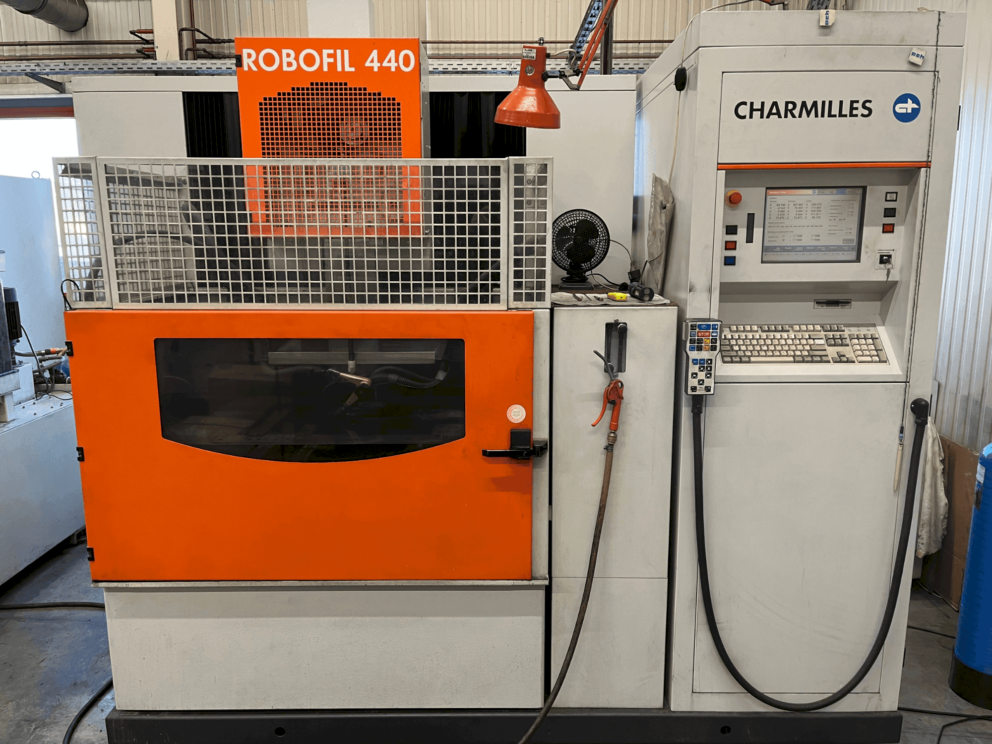Čelní pohled na CHARMILLES Robofil 440 stroj