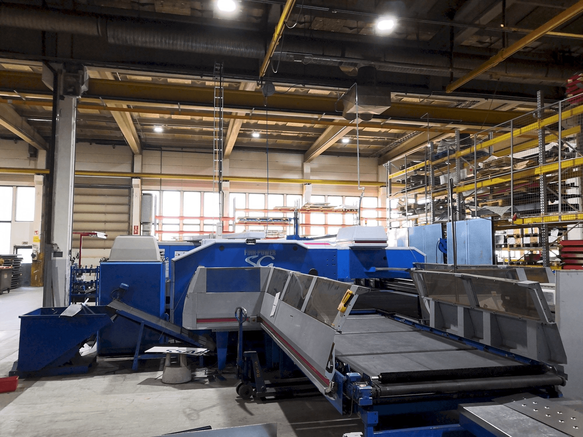 Čelní pohled na Finn-Power SG6 stroj