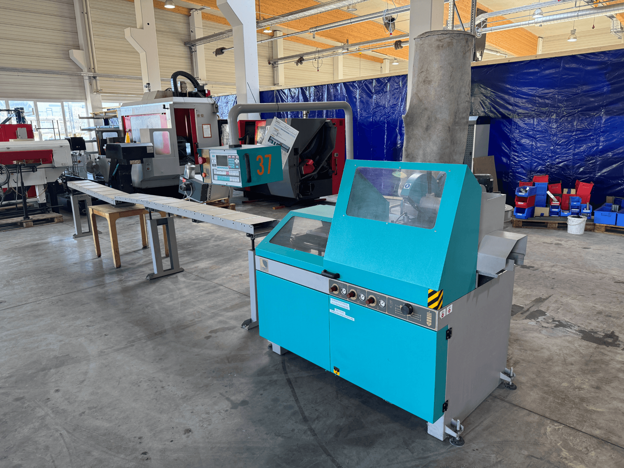 Kotoučová pila na kov Imet VELOX 350 AF-ENC v dílně, pohled zepředu ukazuje ovládací panel a systém odsávání prachu.