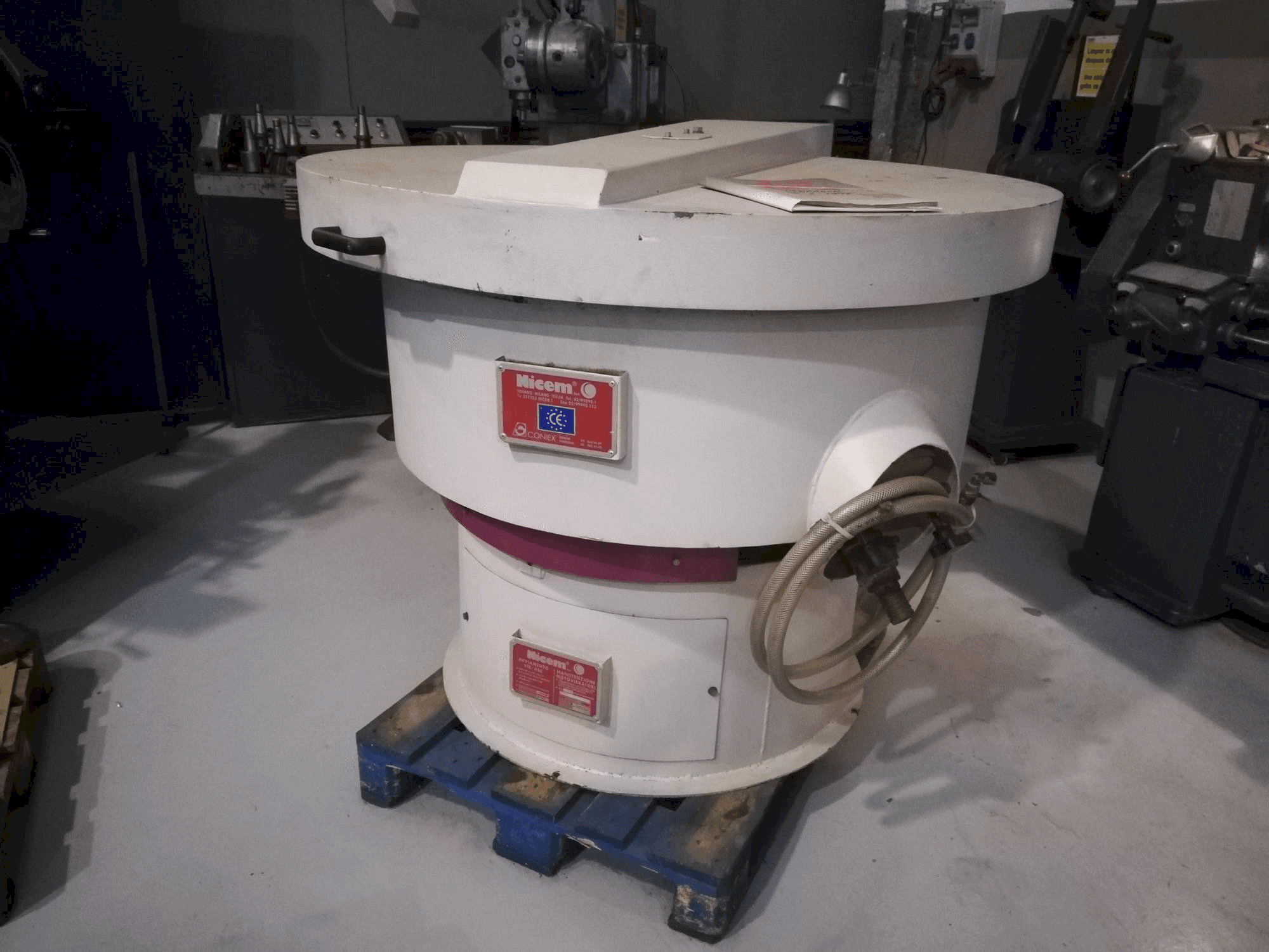 Čelní pohled na NICEM VIB 250 SM stroj