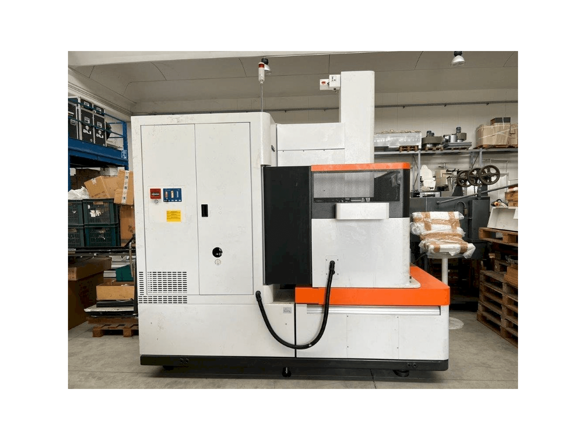 Čelní pohled na AgieCharmilles FORM 30 stroj