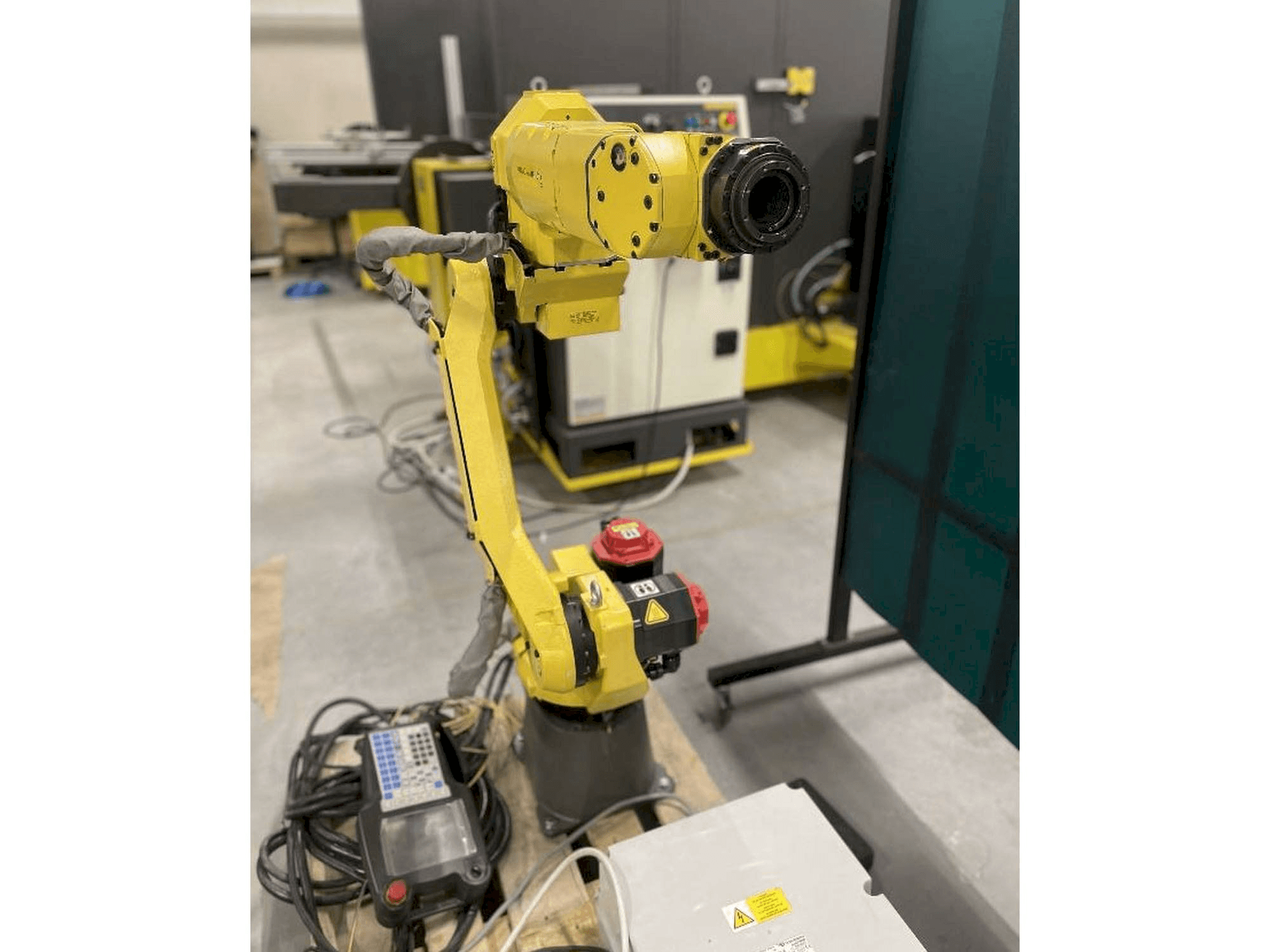 Čelní pohled na FANUC M10iA/12 stroj