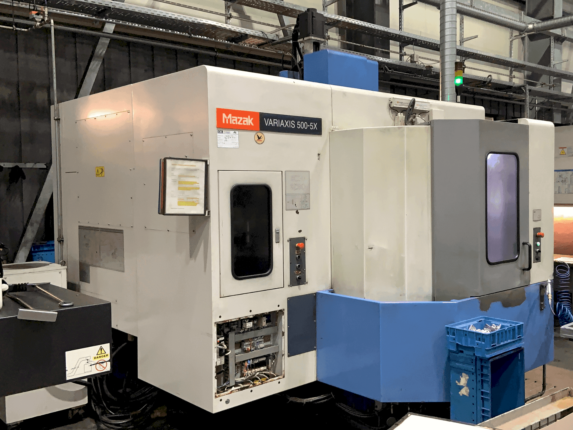 Čelní pohled na Mazak VARIAXIS 500 5X stroj