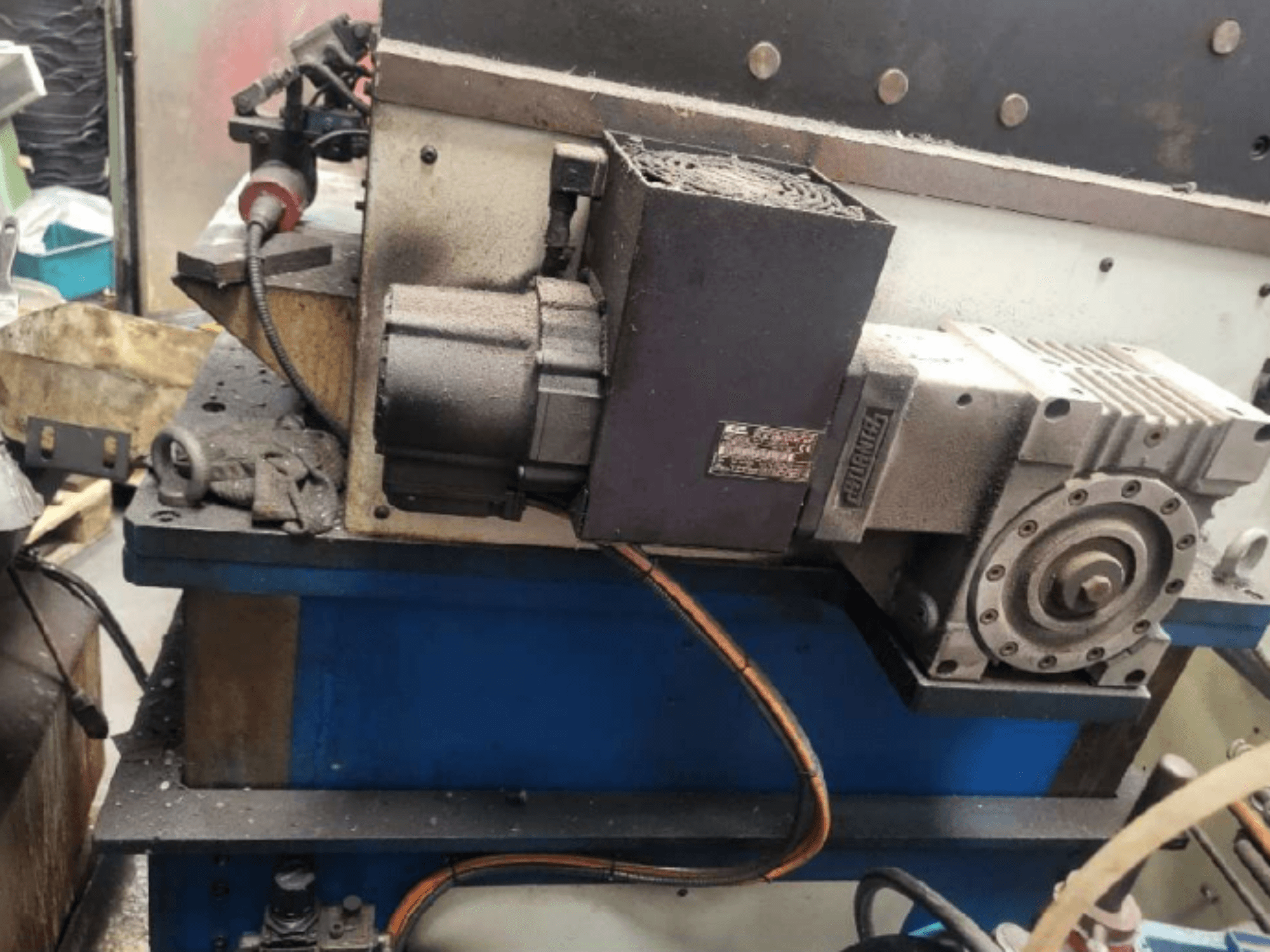 Mechanický lis PRESSIX 160 CNR 6, boční pohled na motor a přípojky na modré plošině.