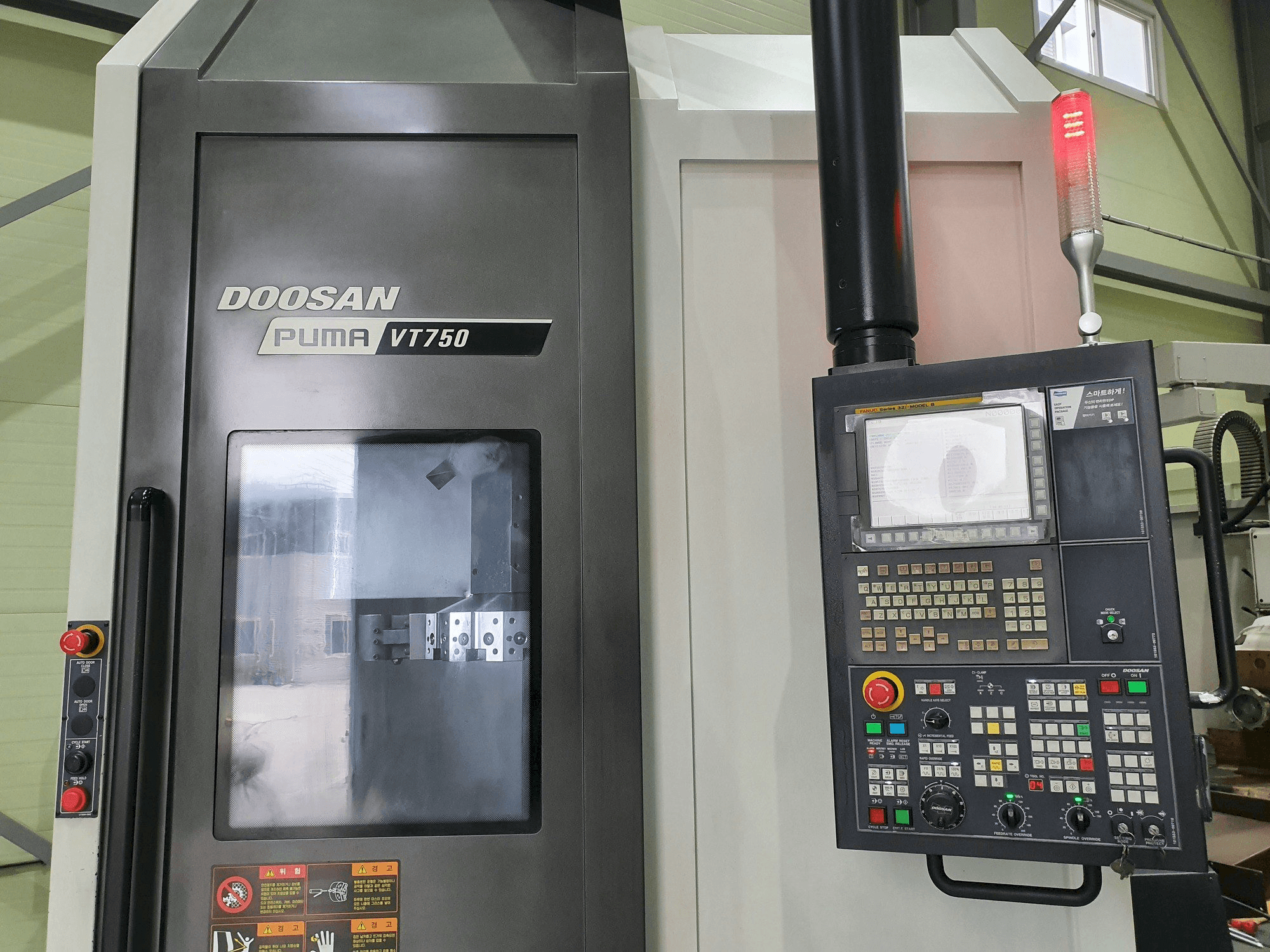 Čelní pohled na Doosan VT750 stroj