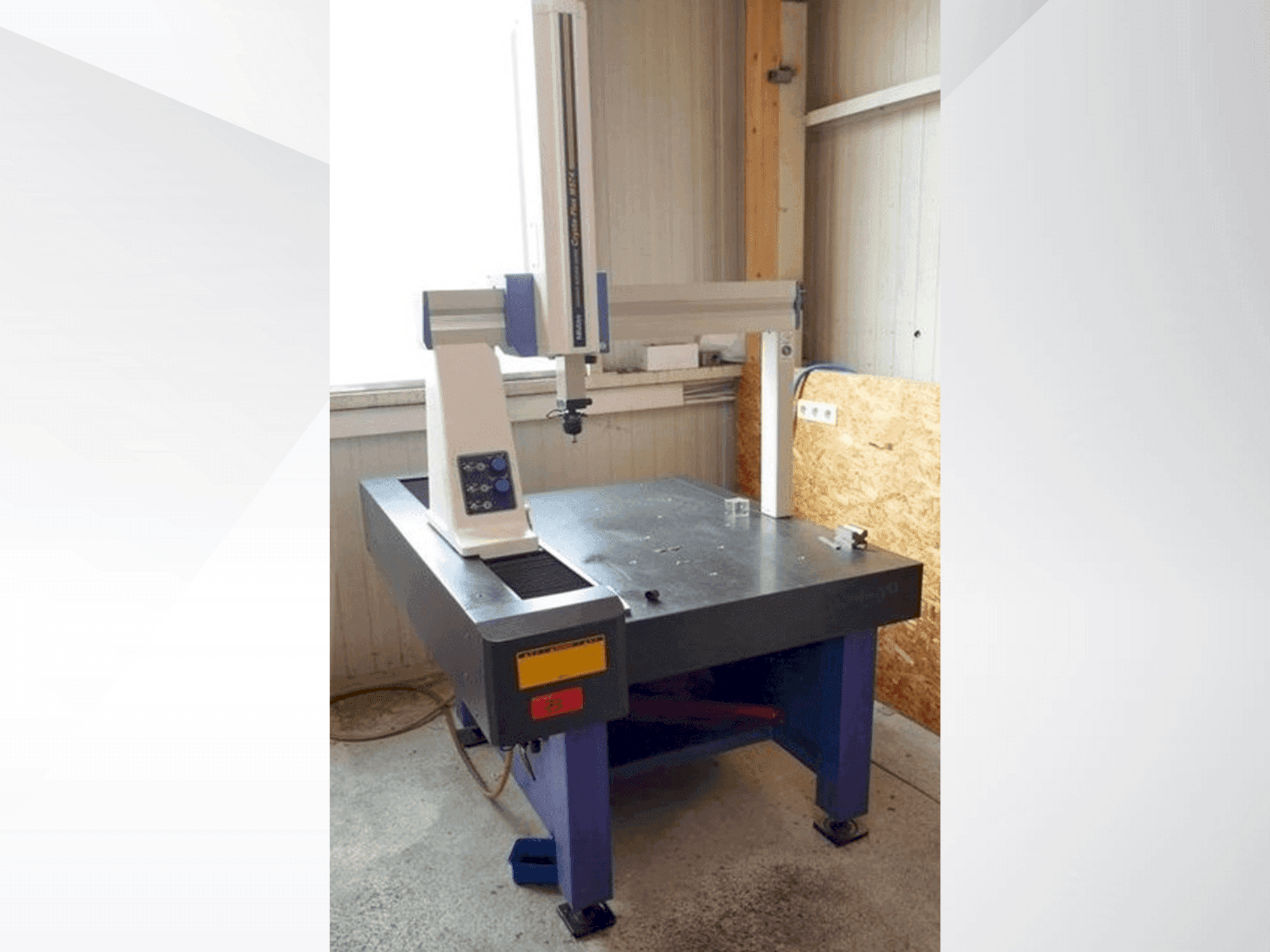 Čelní pohled na Mitutoyo Crysta-Plus M574 stroj