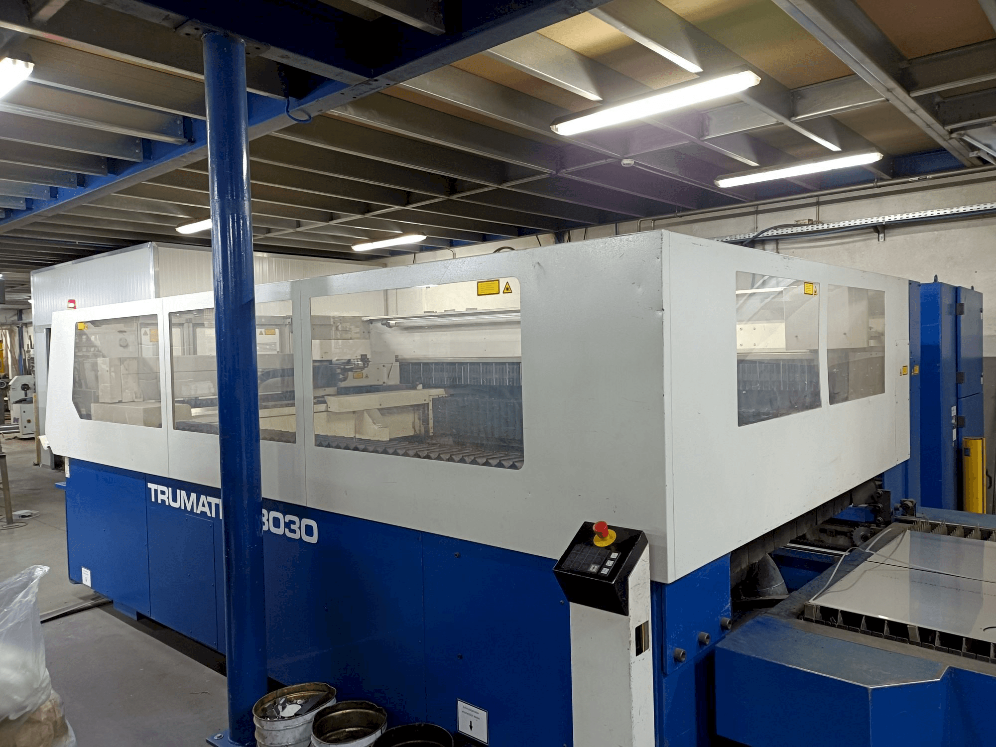 Čelní pohled na Trumpf Trumatic L3030 stroj