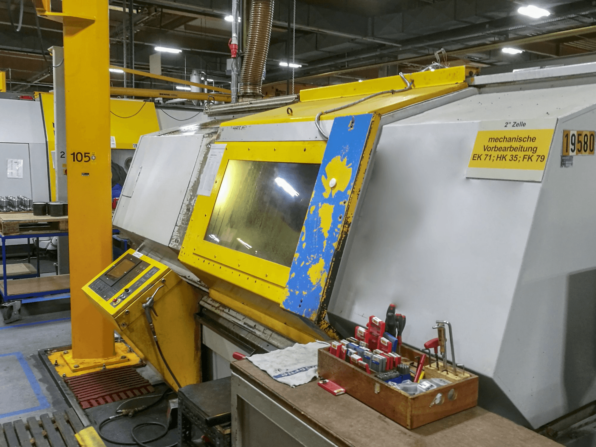 Pravý pohled na OERLIKON BOEHRINGER VDF 250 C-F stroj