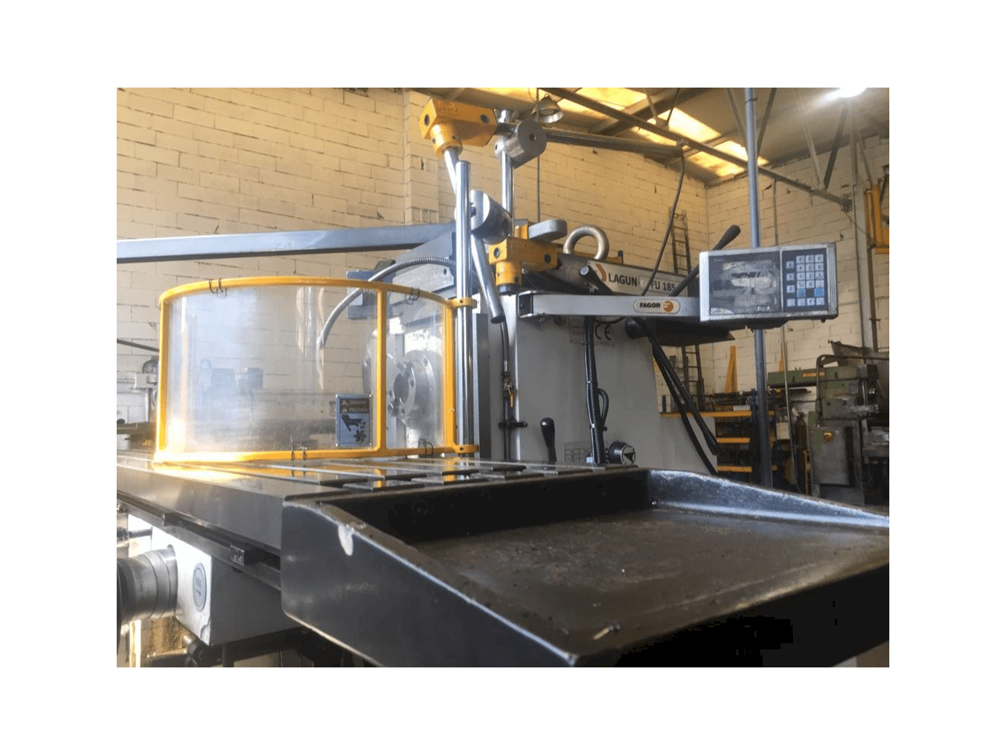 Čelní pohled na LAGUN FU-185 stroj