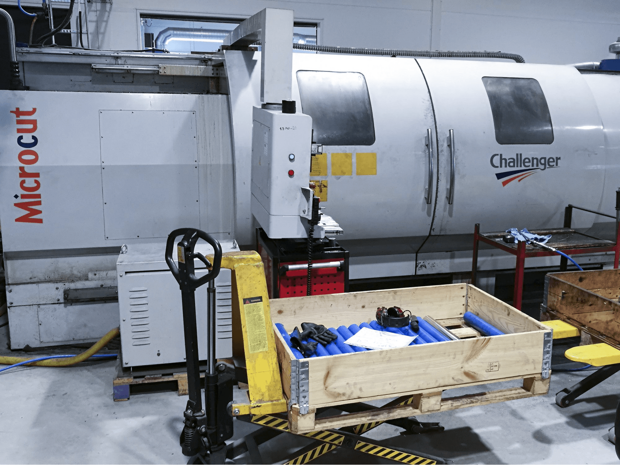 Čelní pohled na MICROCUT BNC-30160X stroj