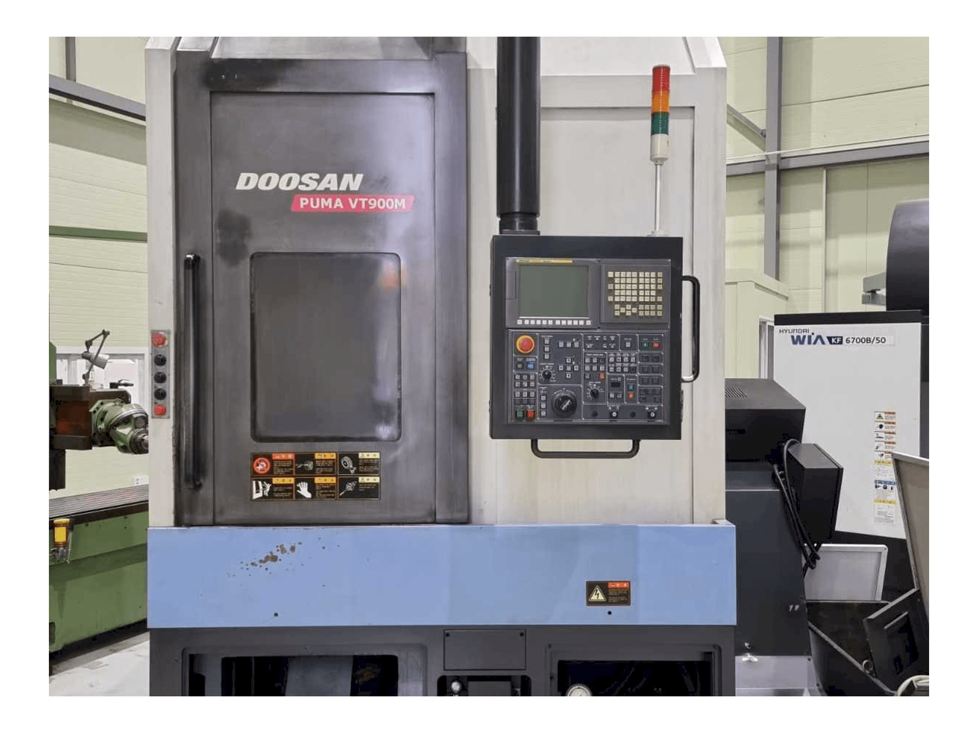 Čelní pohled na Doosan PUMA VT900M stroj