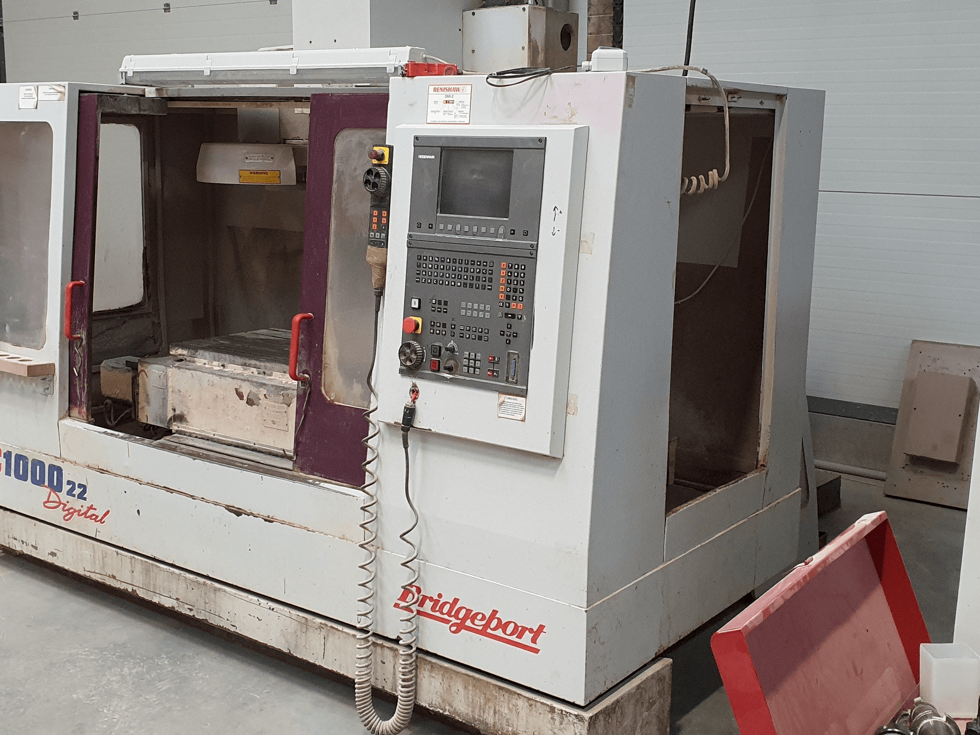 Čelní pohled na Bridgeport VMC 1000/22 stroj