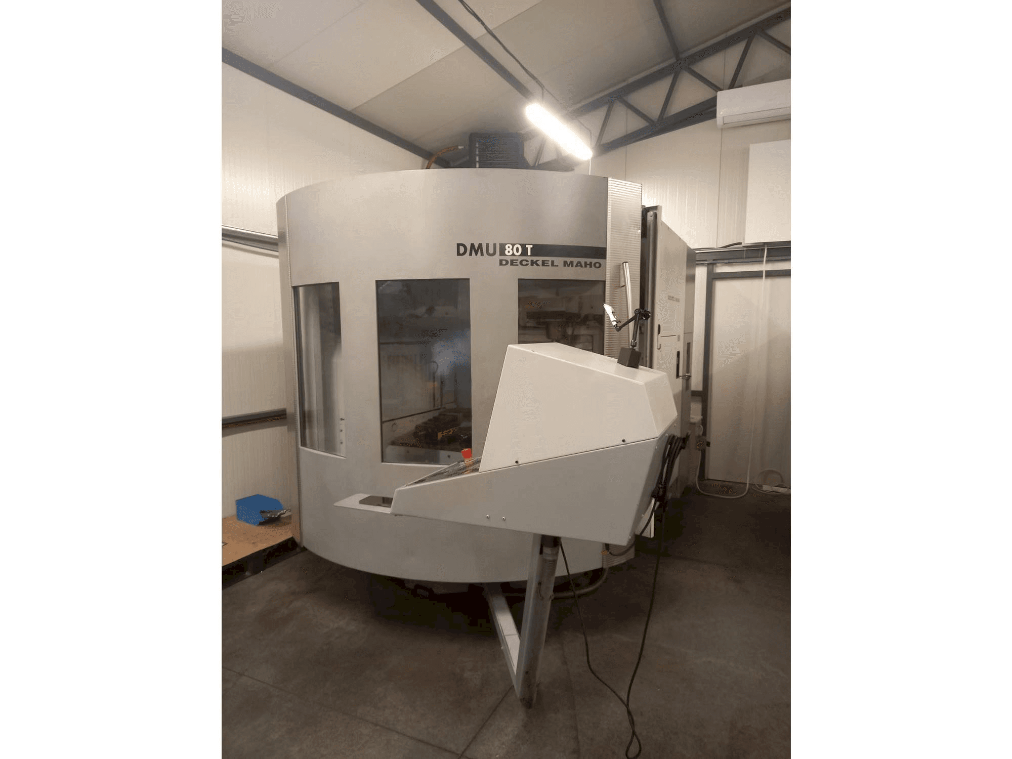 Čelní pohled na DECKEL MAHO DMU 80T stroj