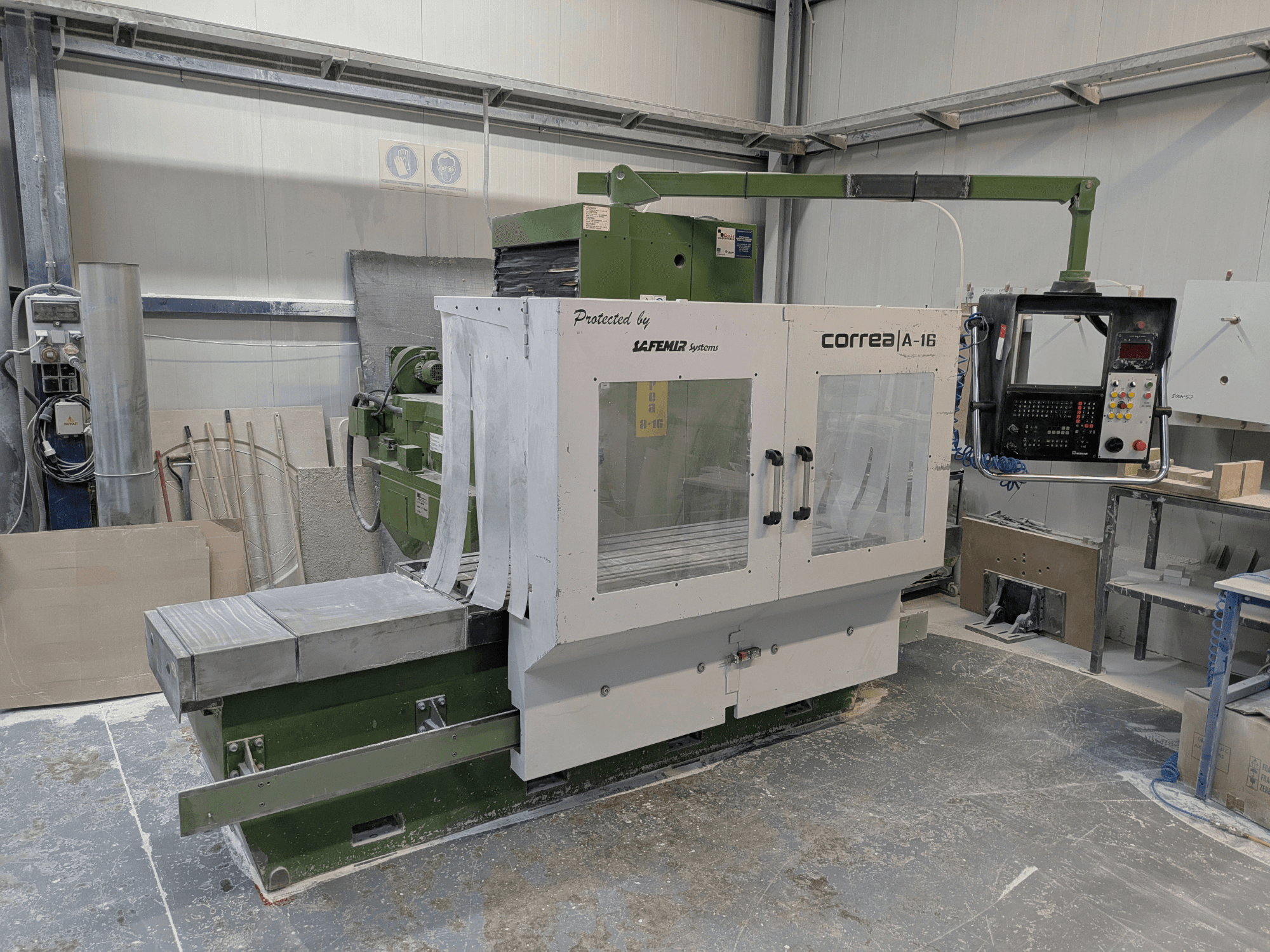 Frézka Correa A-16 v dílně, čelní pohled s ovládacím panelem a pracovní plochou, ukázka průmyslového designu a funkčnosti.