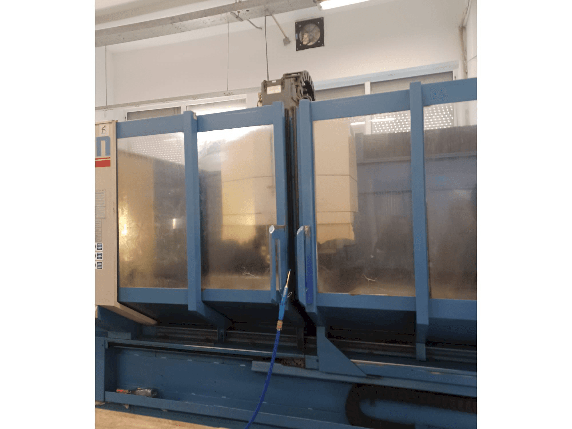 Čelní pohled na CHIRON FZ 18 L stroj