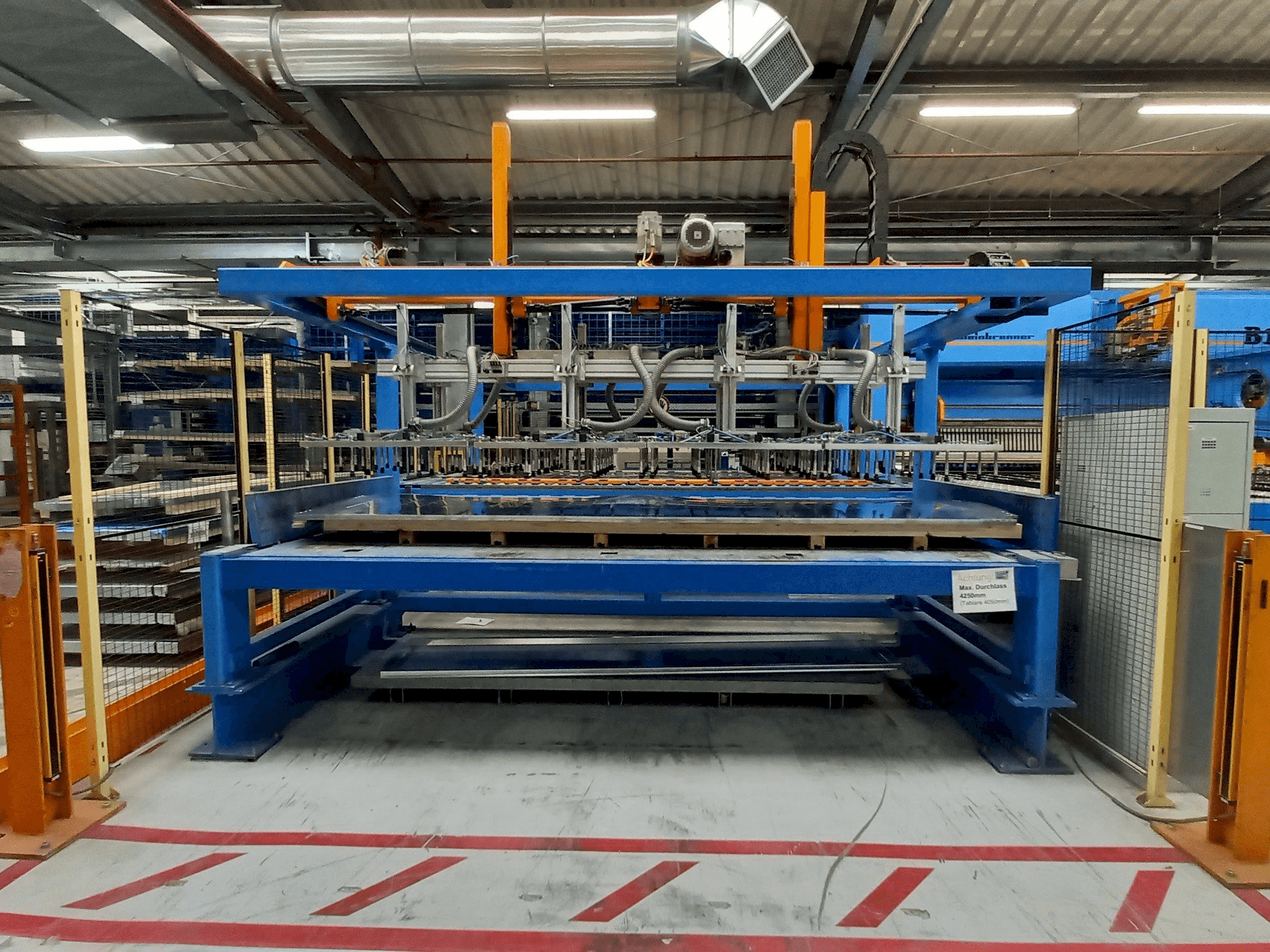 Čelní pohled na Weinbrenner B 12 stroj