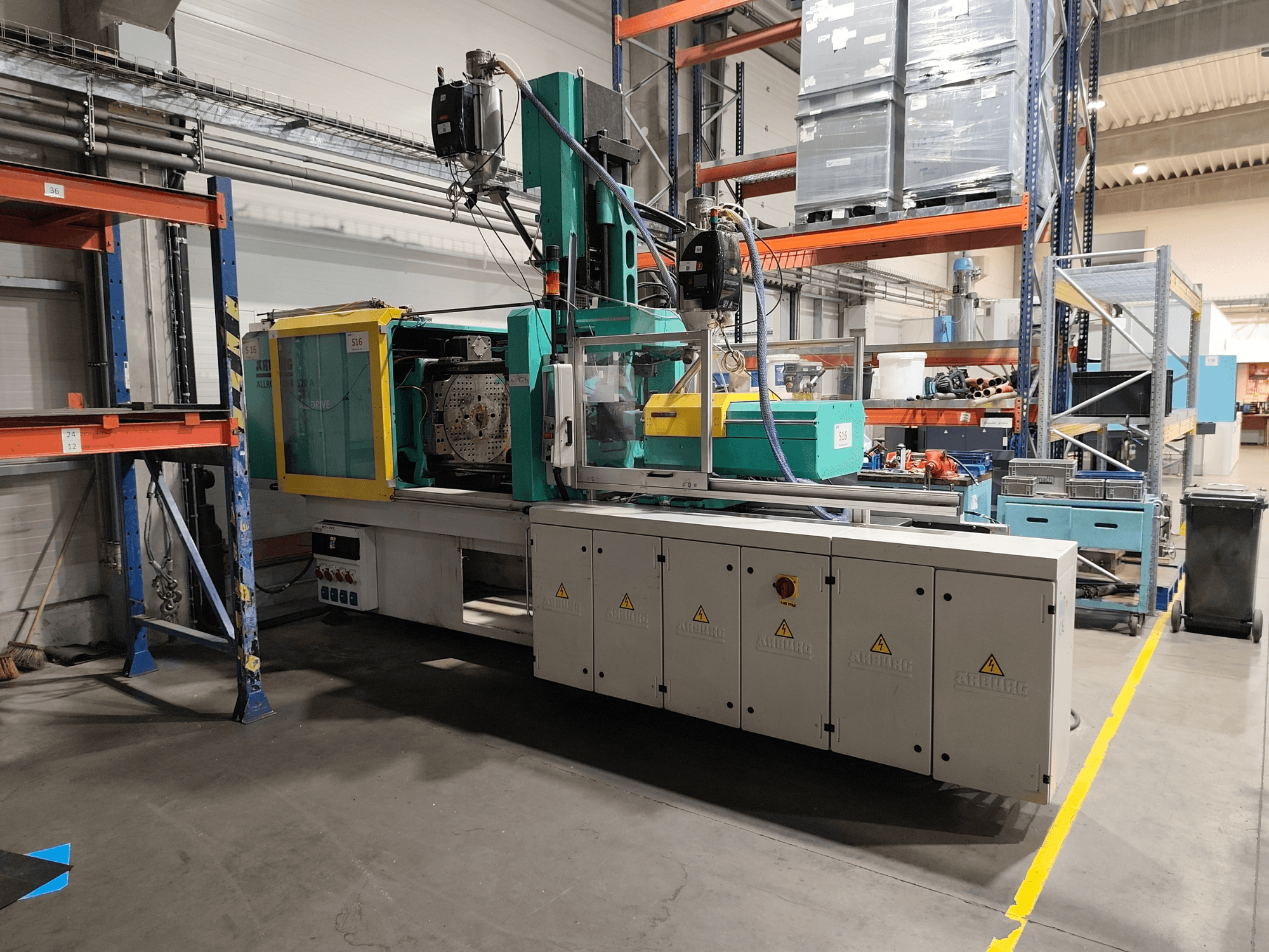 Hydraulický vstřikovací stroj Arburg Allrounder 520 A 1500-70 Alldrive, boční pohled v továrním prostředí.