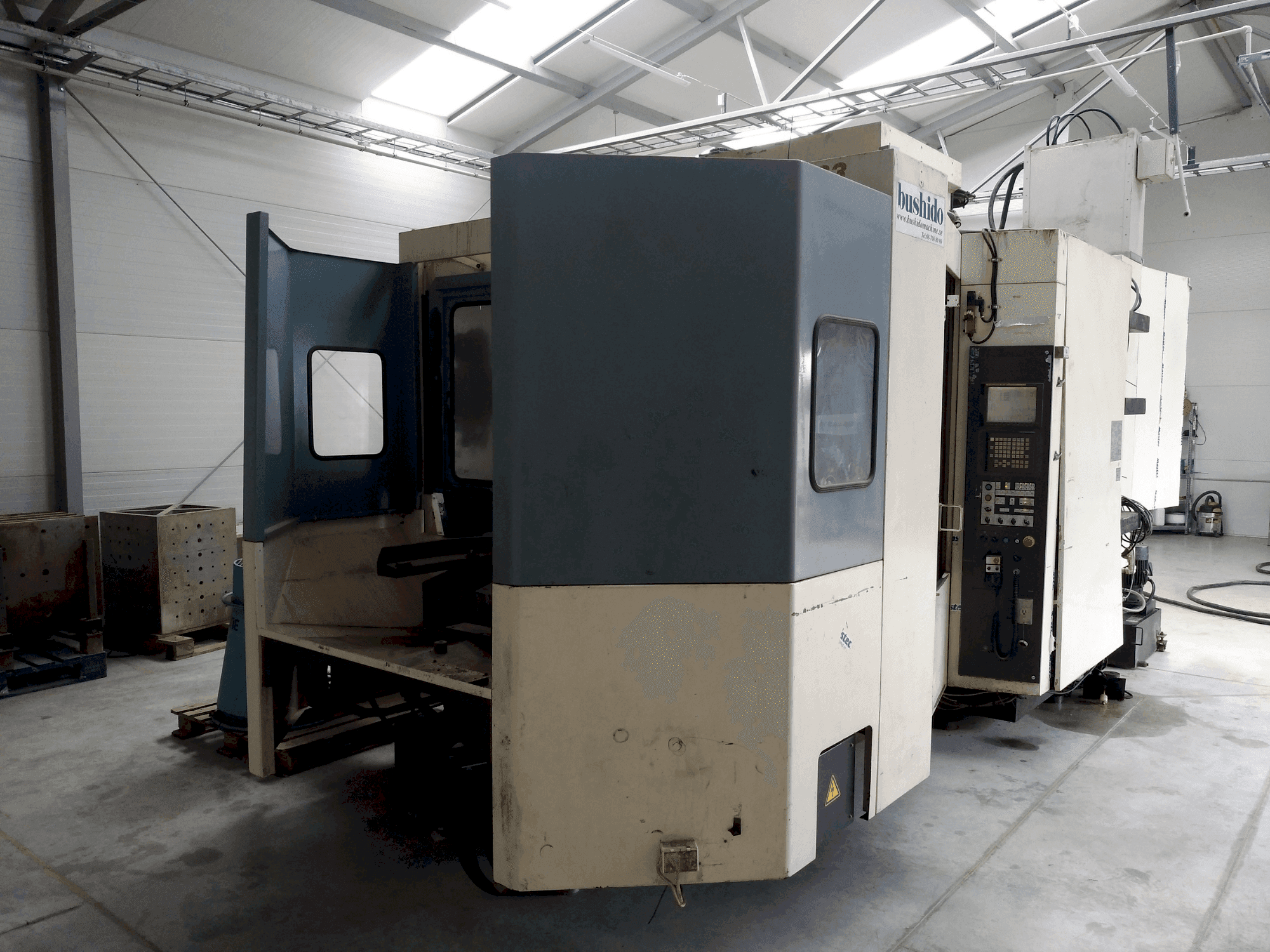 Čelní pohled na Niigata SPN63 stroj