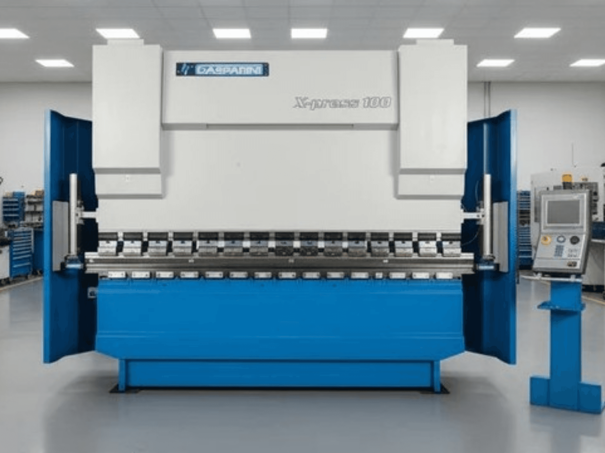 Hydraulický lis GASPARINI X-Press 100, pohled zepředu, s modrým povrchem a ovládacím panelem na pravé straně.