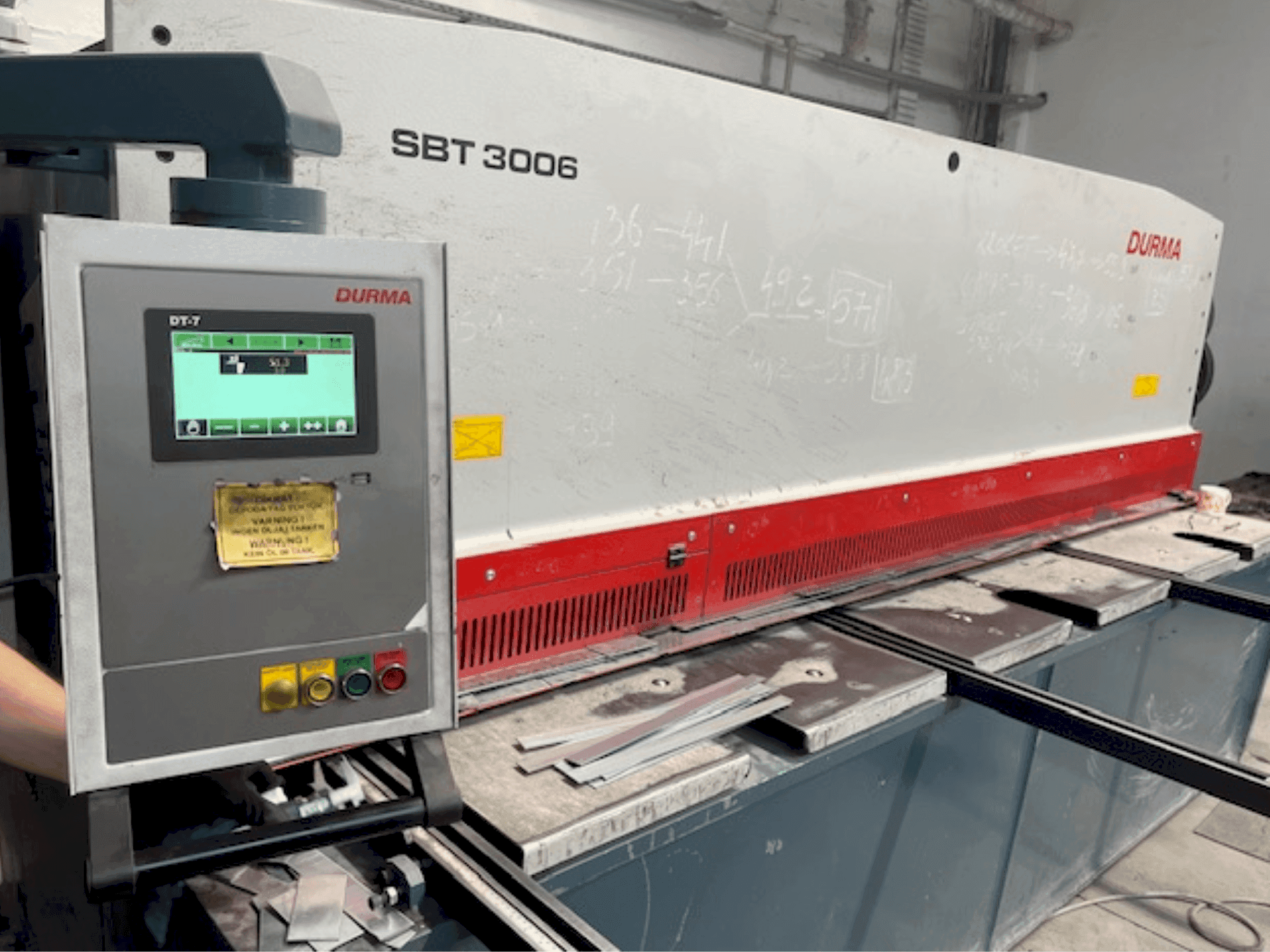 Čelní pohled na Durma SBT 3006 stroj