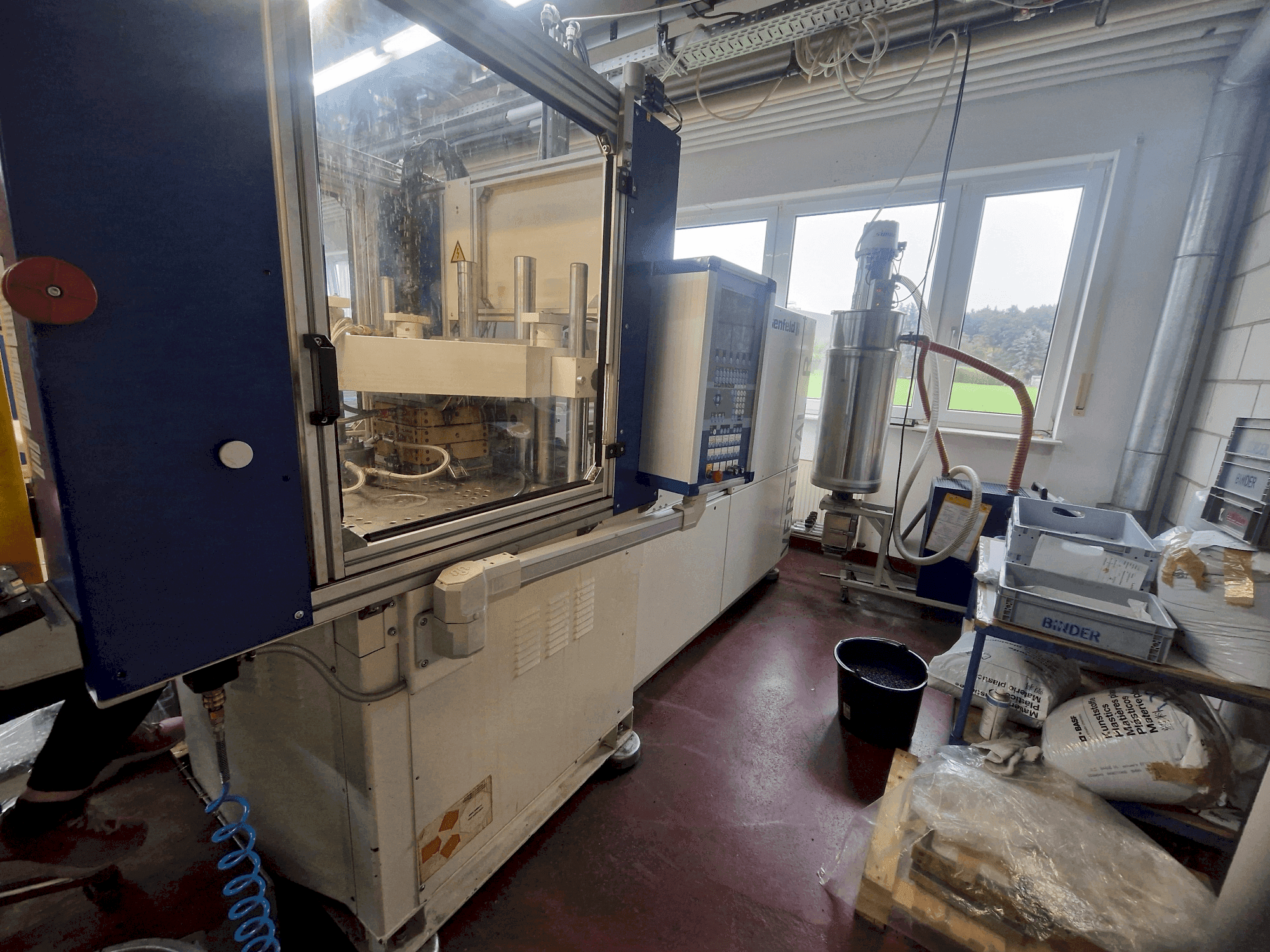 Čelní pohled na Battenfeld Vertical R60 125H (2002) stroj