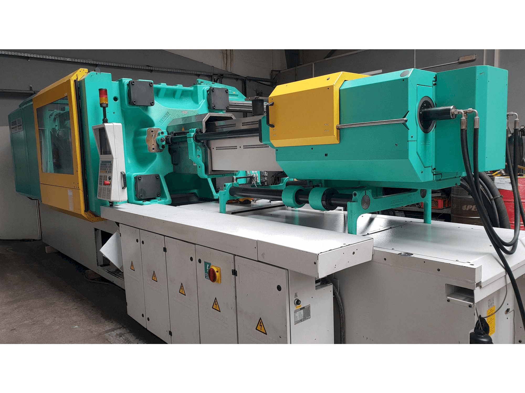 Čelní pohled na Arburg Multilift H 720 - 3200 - 1300 stroj