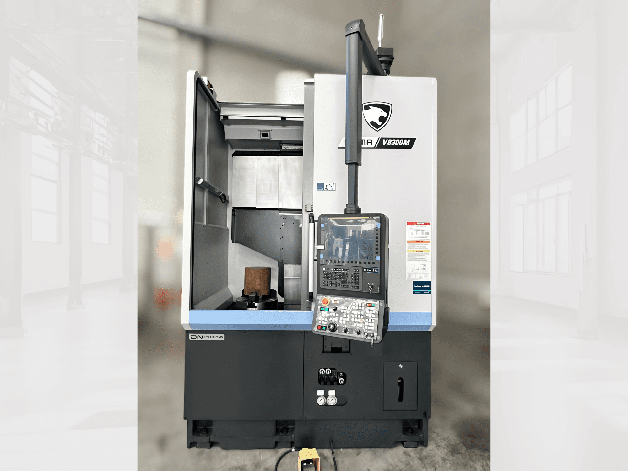 Vertikální soustruh Puma V8300MR v čelním pohledu, s ovládacím panelem a otevřenými dveřmi, které ukazují vnitřní prostor.