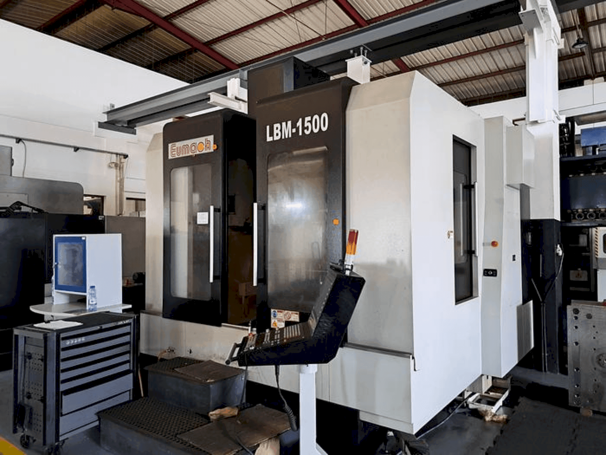 Čelní pohled na Eumach LBM-1500 stroj