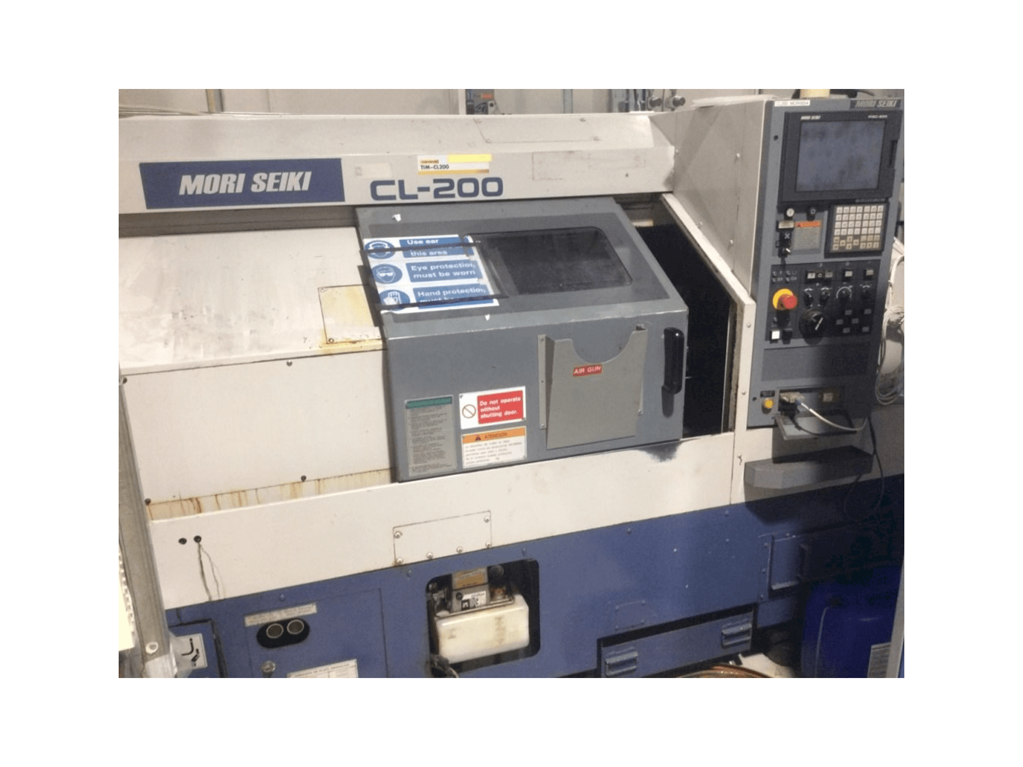 Čelní pohled na MORI SEIKI CL-200 stroj