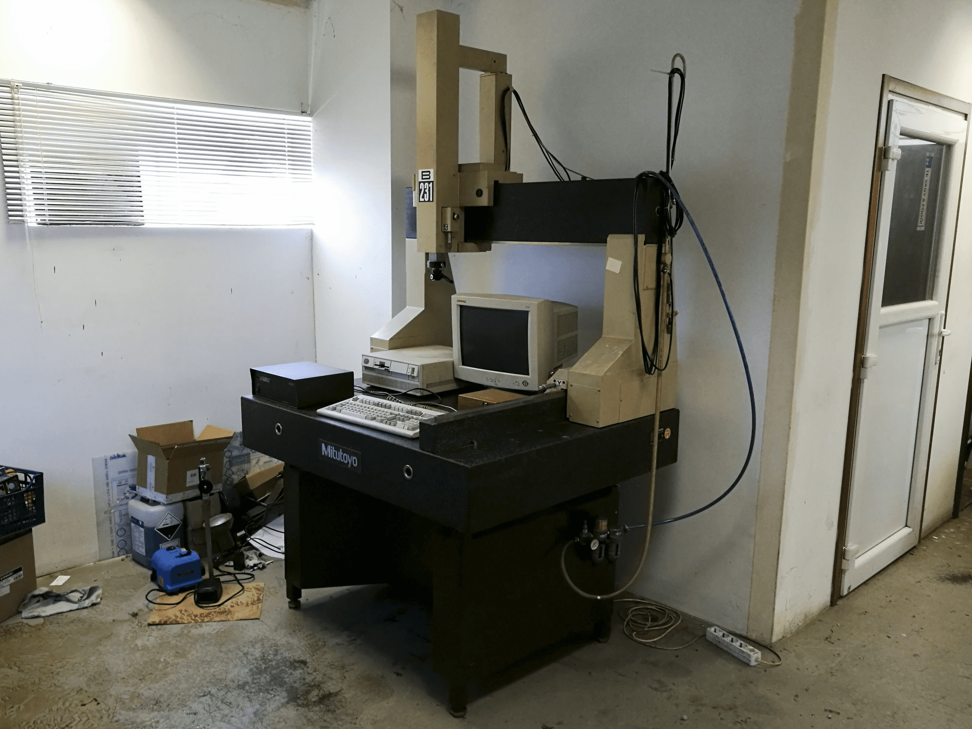 Pravý pohled na Mitutoyo B-231 stroj