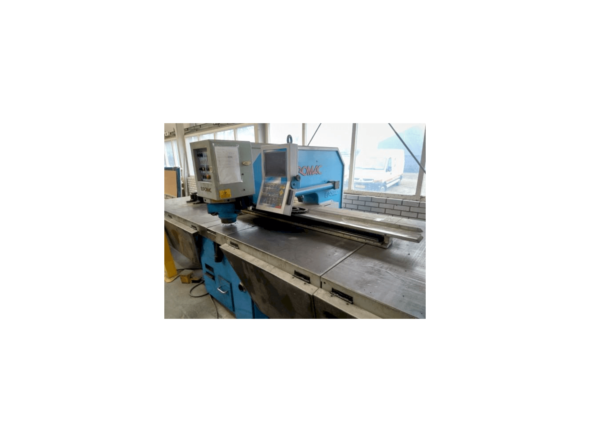 Čelní pohled na Euromac CX 1000/30 stroj