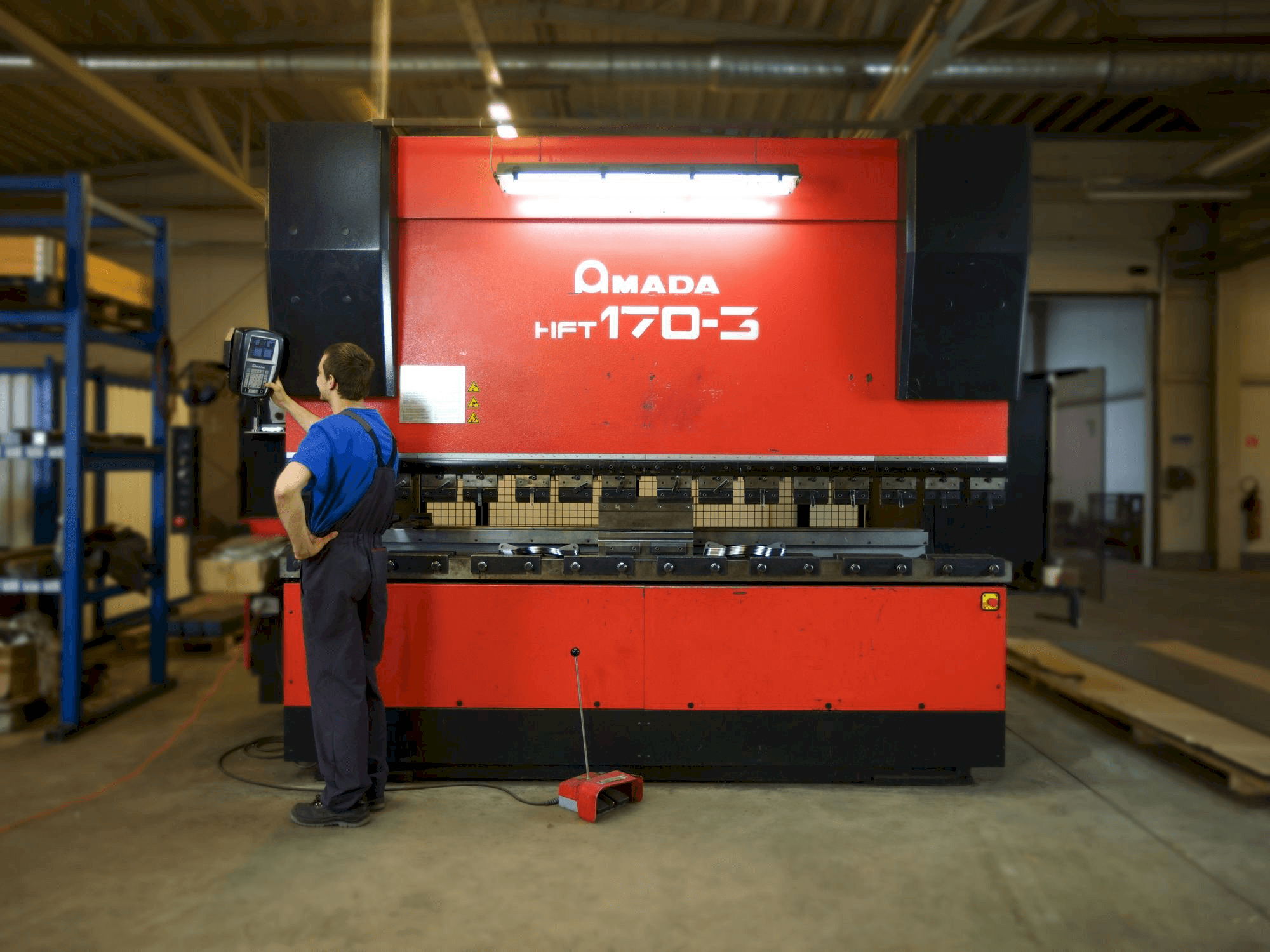 Čelní pohled na AMADA HFT 170-3 stroj