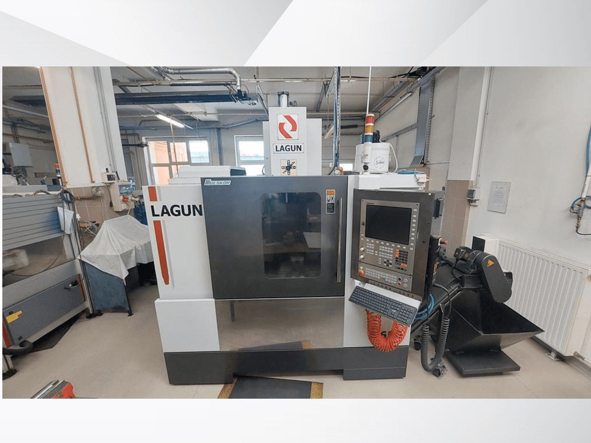 Vertikální obráběcí centrum LAGUN L650 v čelním pohledu, na kterém je vidět ovládací panel, velký pracovní prostor a systém odsávání prachu.