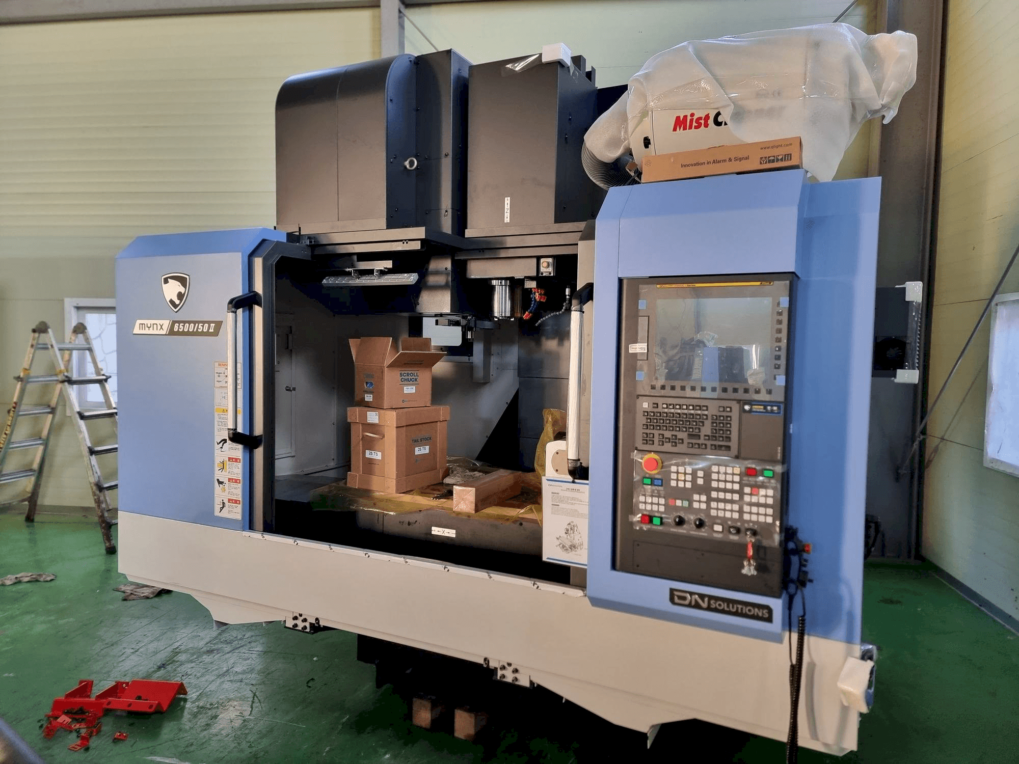 Čelní pohled na DN SOLUTIONS MYNX 6500/50 stroj