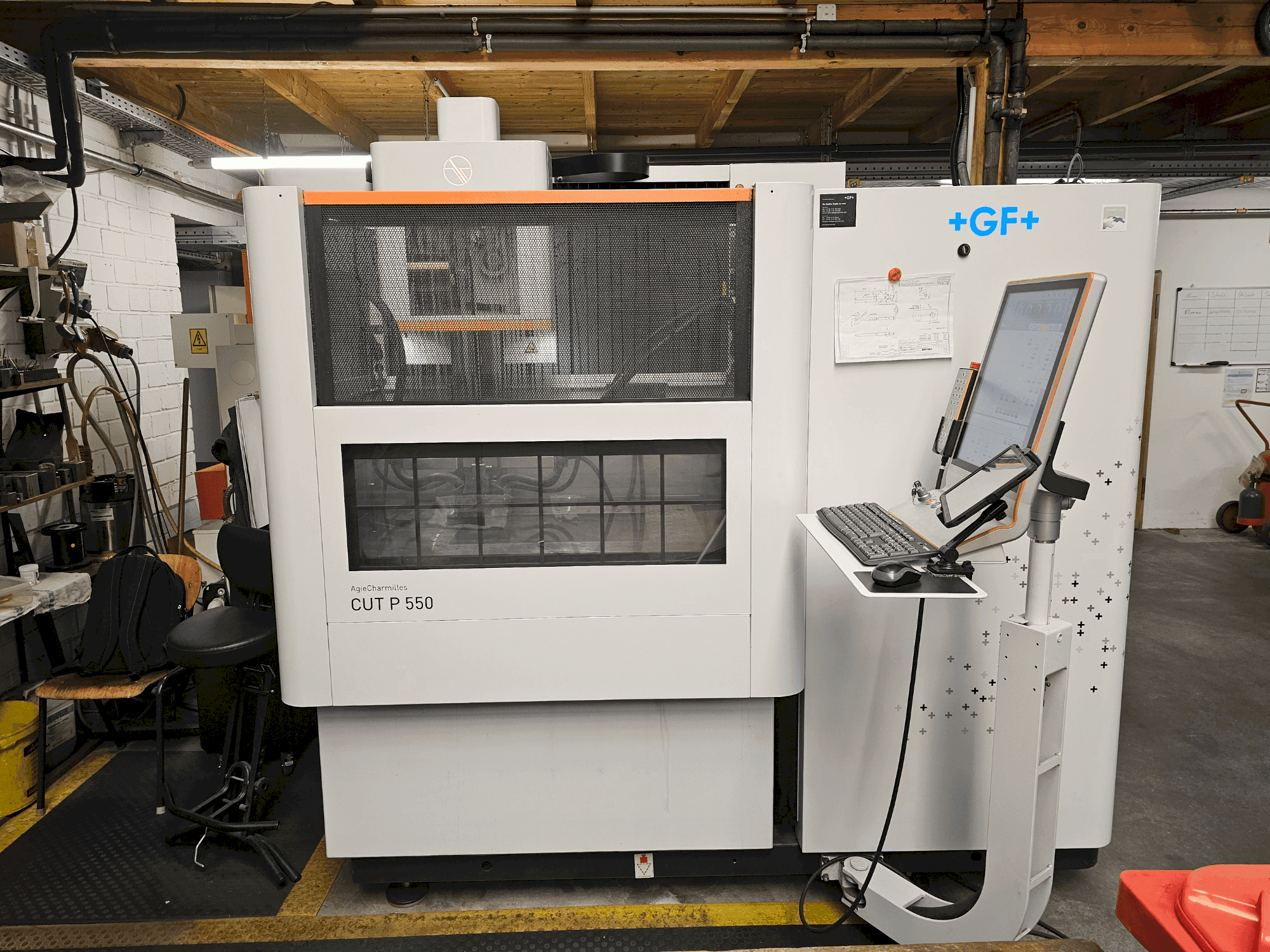 Čelní pohled na AgieCharmilles CUT P 550 stroj