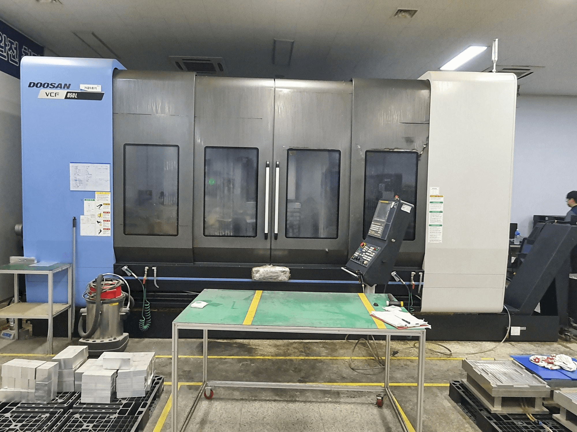 Čelní pohled na Doosan VCF850L stroj