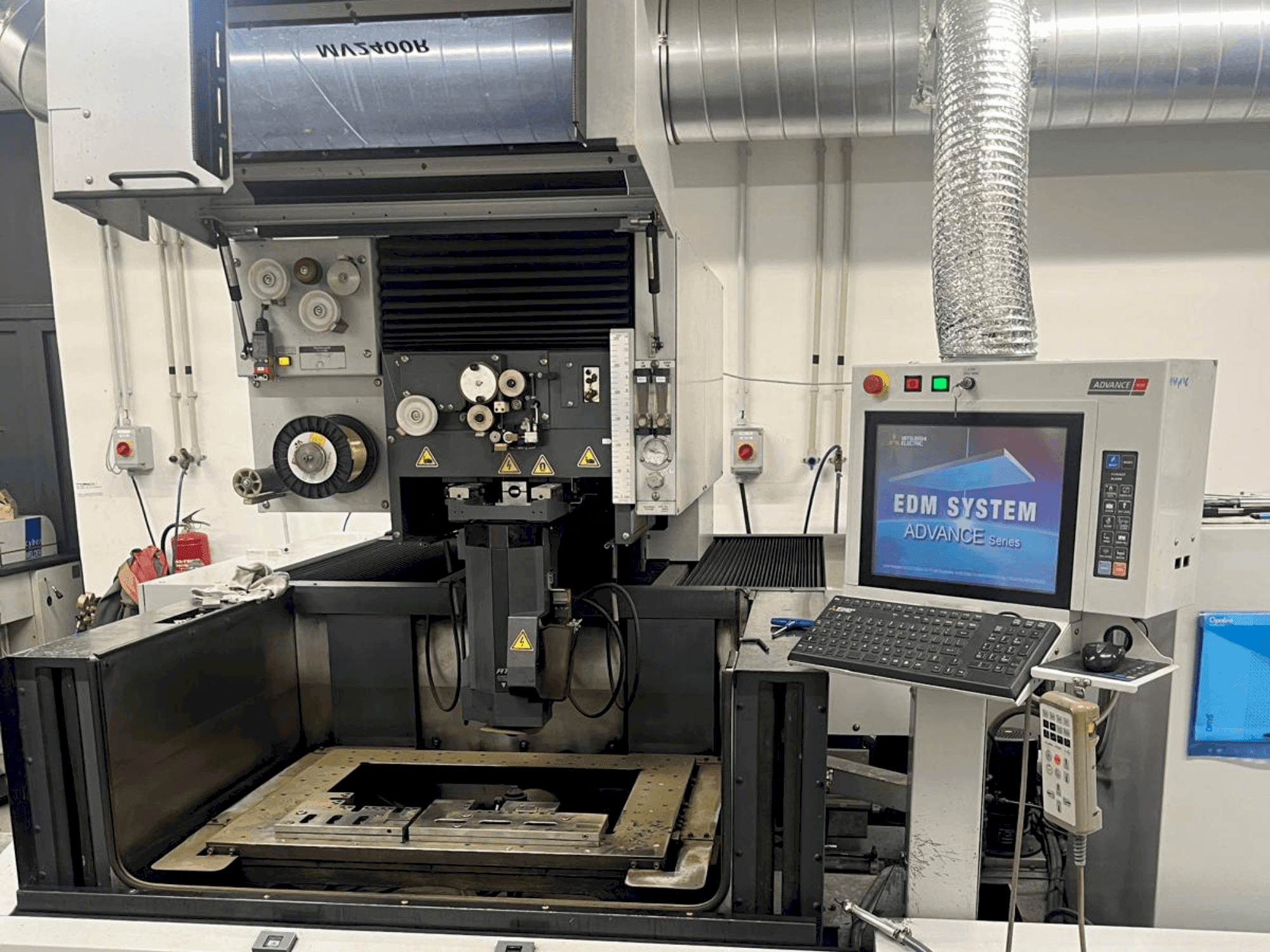 Čelní pohled na Mitsubishi MV2400 R stroj