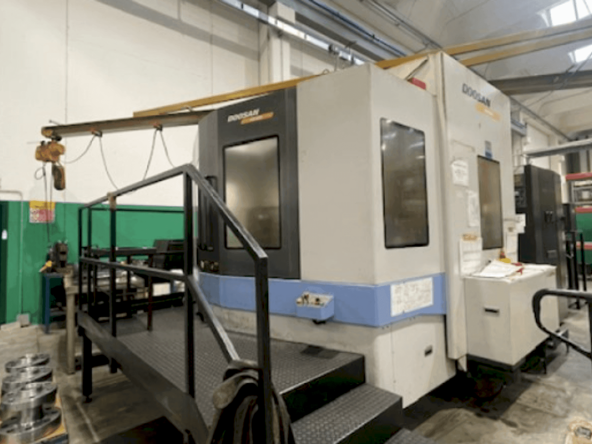 Čelní pohled na DOOSAN HM 800 (2008) stroj