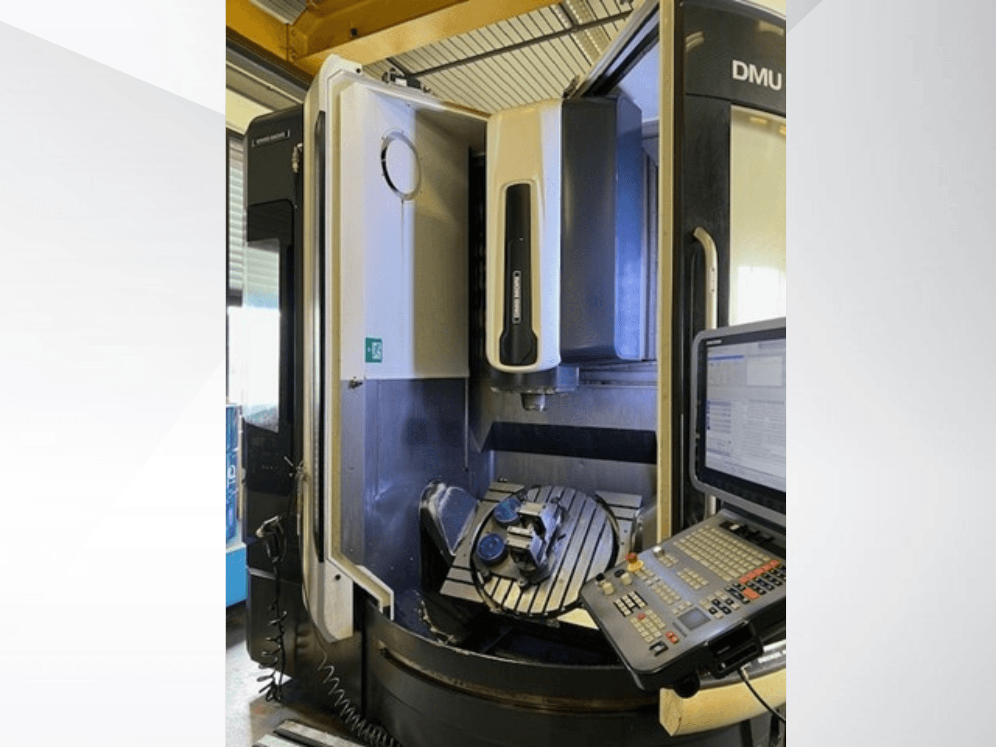 Univerzální obráběcí centrum DMG MORI DMU 75 Monoblock, pohled zepředu, ovládací panel a obrobek na stole.