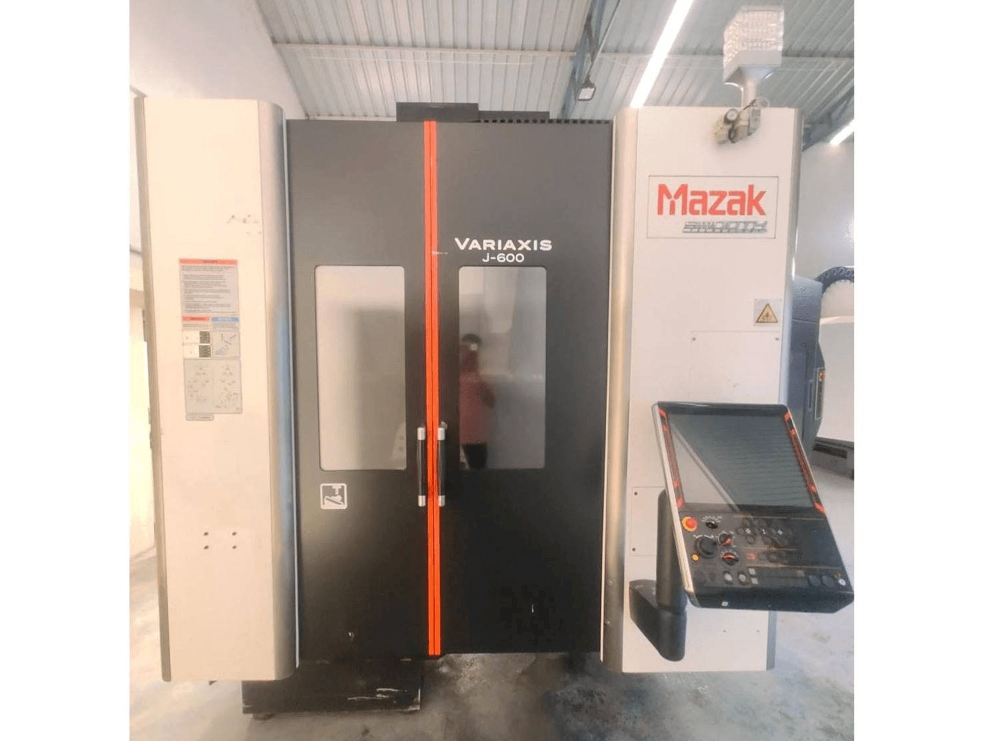 Čelní pohled na Mazak Variaxis J-600 stroj