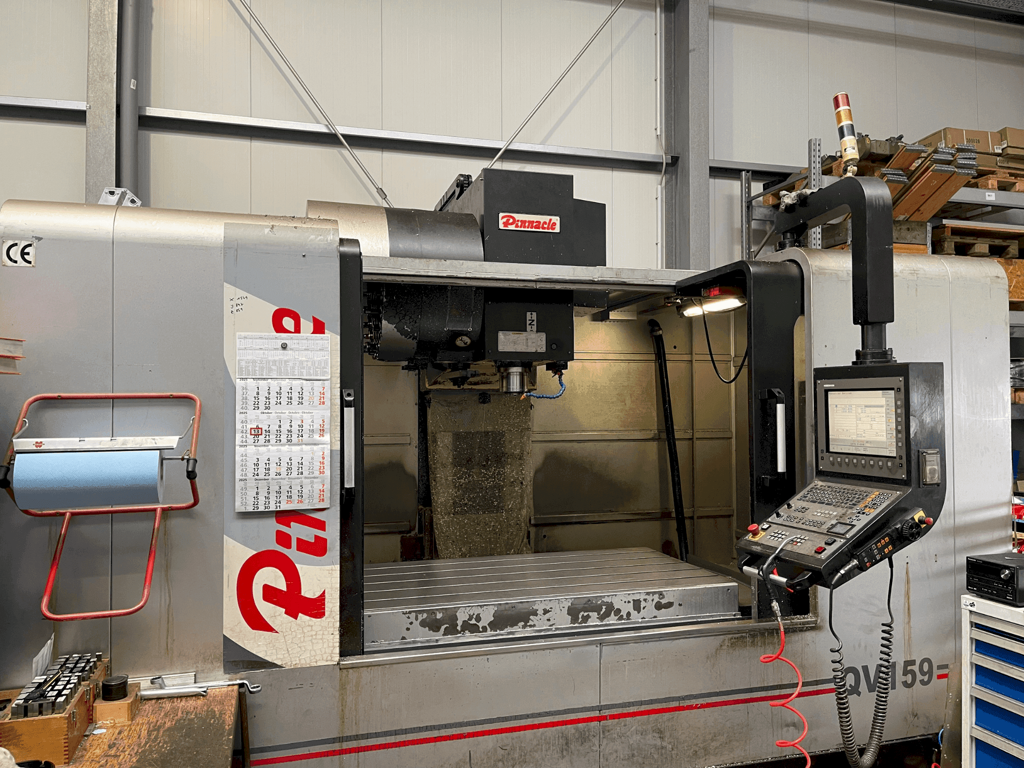 Čelní pohled na Pinnacle QV 159 stroj