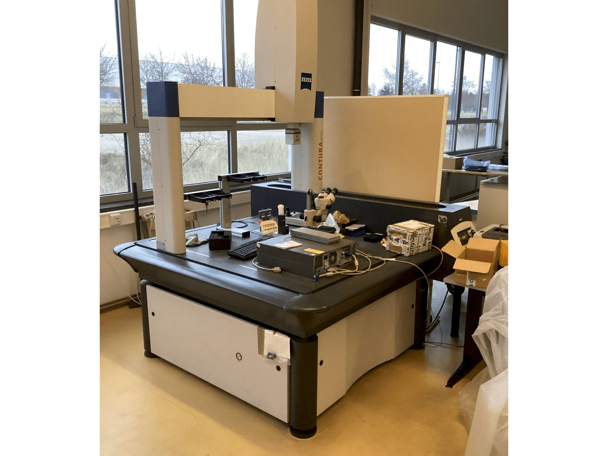 Čelní pohled na ZEISS Contura HTG 10/12/6 stroj