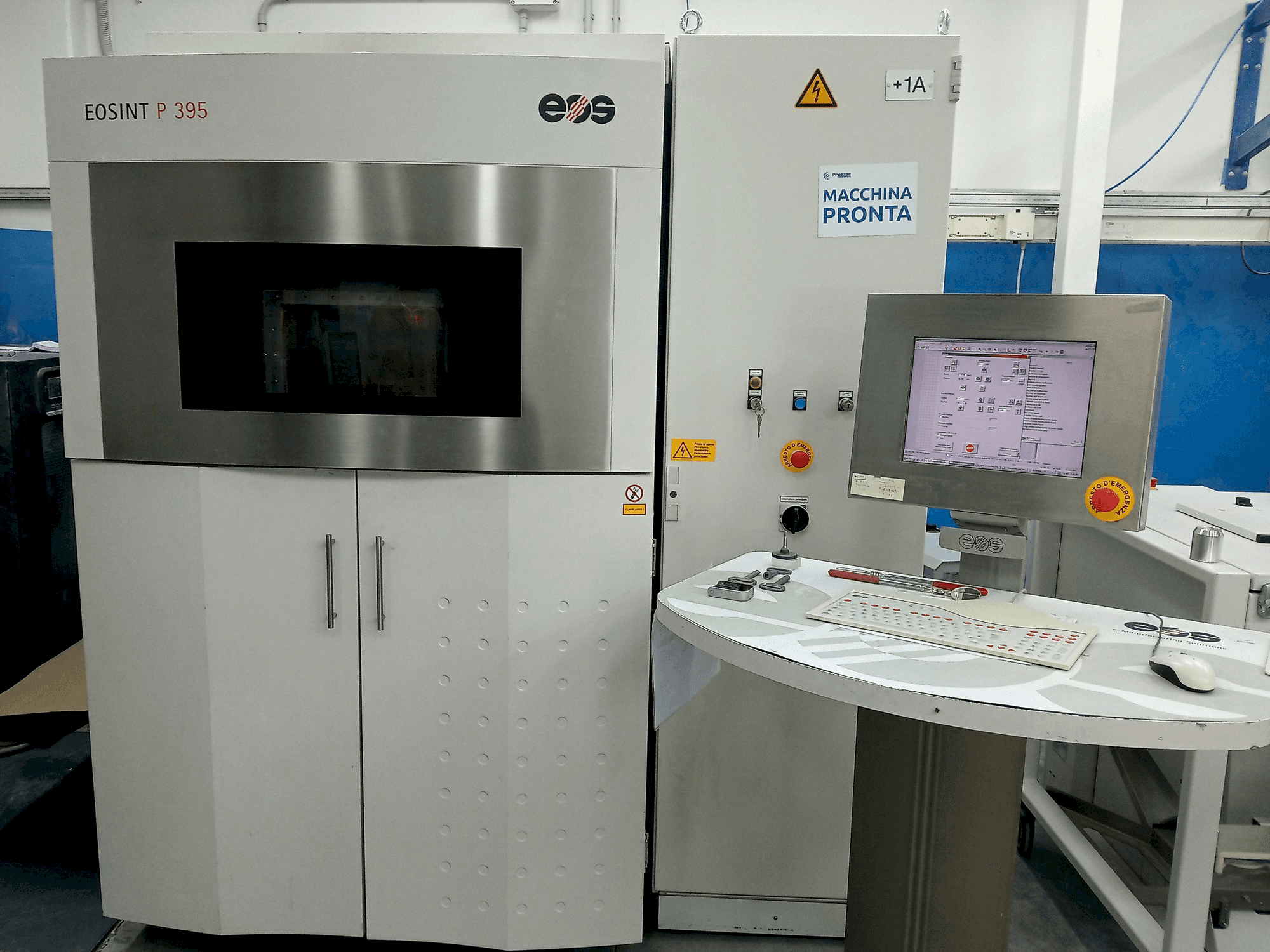 Čelní pohled na EOS Eosint P395 stroj