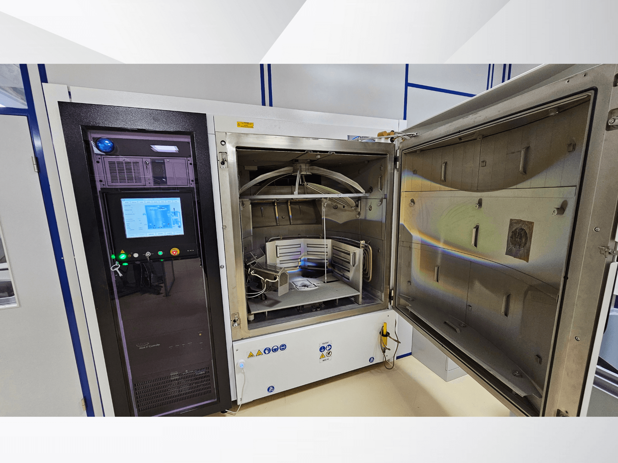 Ovládací panel testovací komory neznámé značky, pohled zepředu; zobrazuje dotykový displej, indikátory a otevřené dveře odhalující interiér.