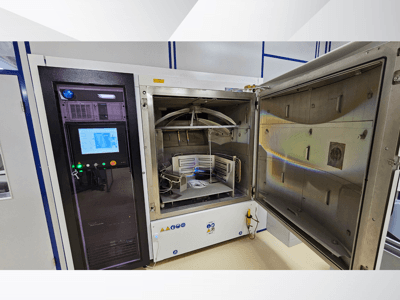 Ovládací panel testovací komory neznámé značky, pohled zepředu; zobrazuje dotykový displej, indikátory a otevřené dveře odhalující interiér.