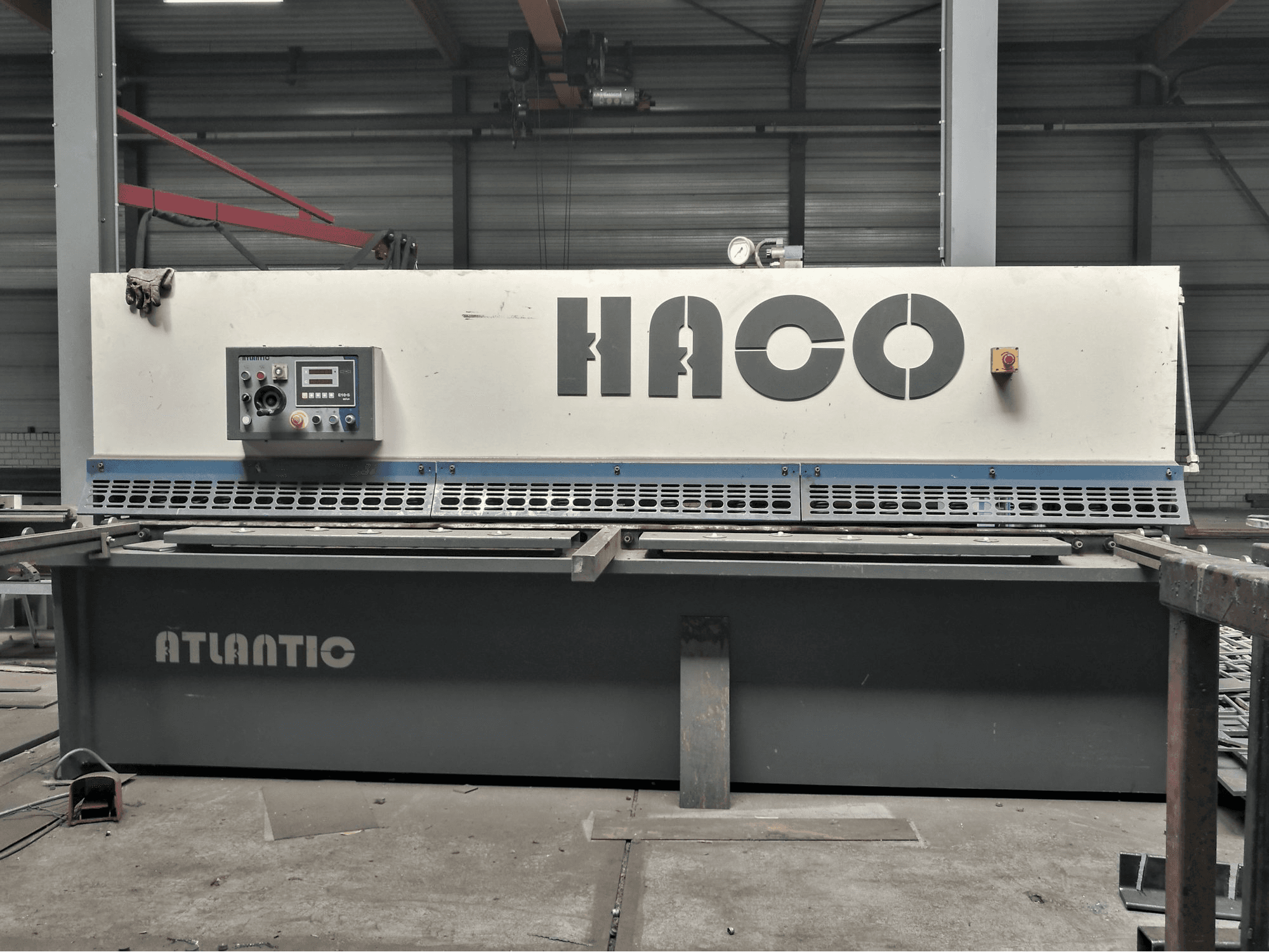 Čelní pohled na HACO ATS 3206 stroj