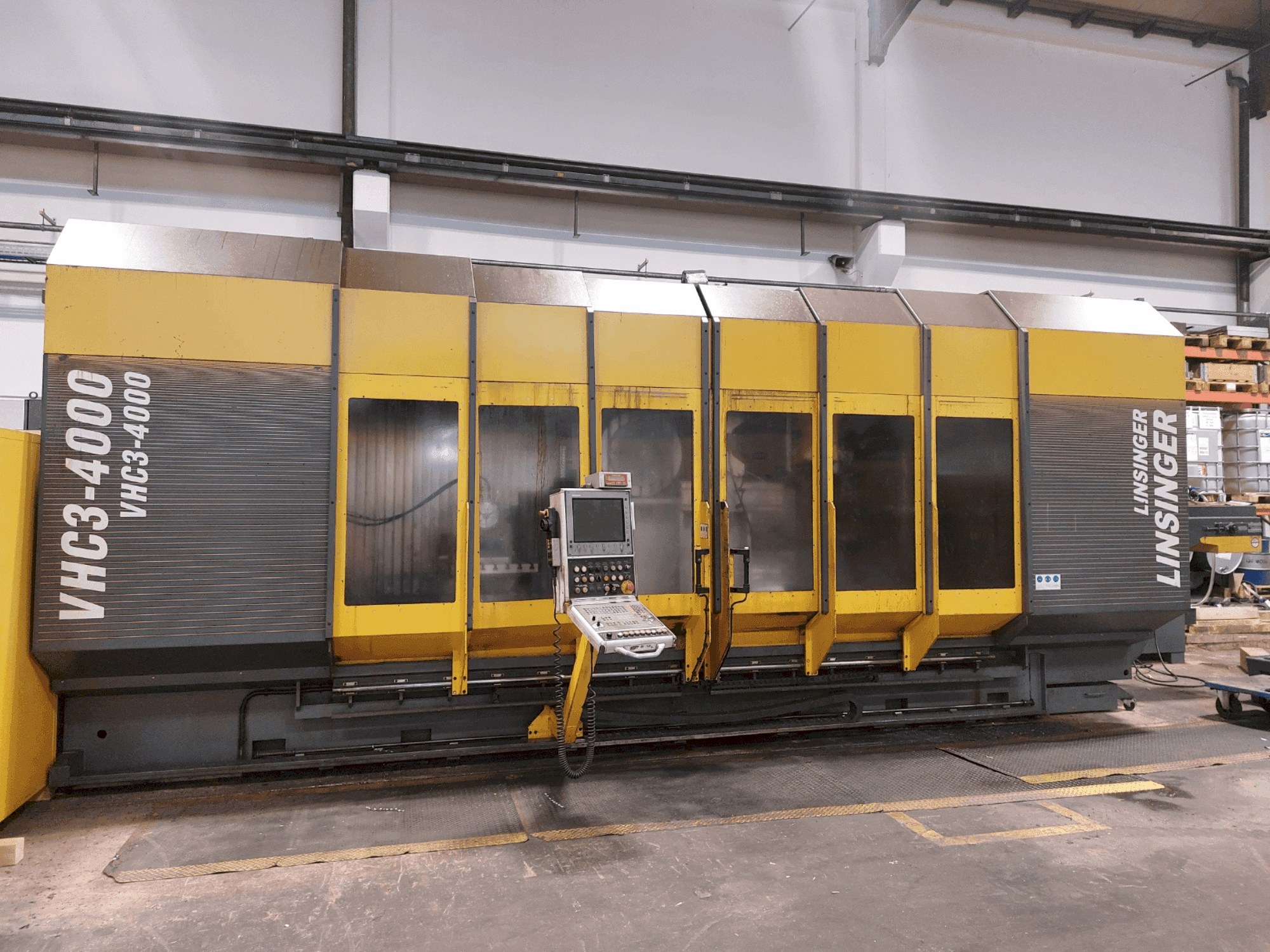 Čelní pohled na AXA VHC 3-4000 M/2E stroj