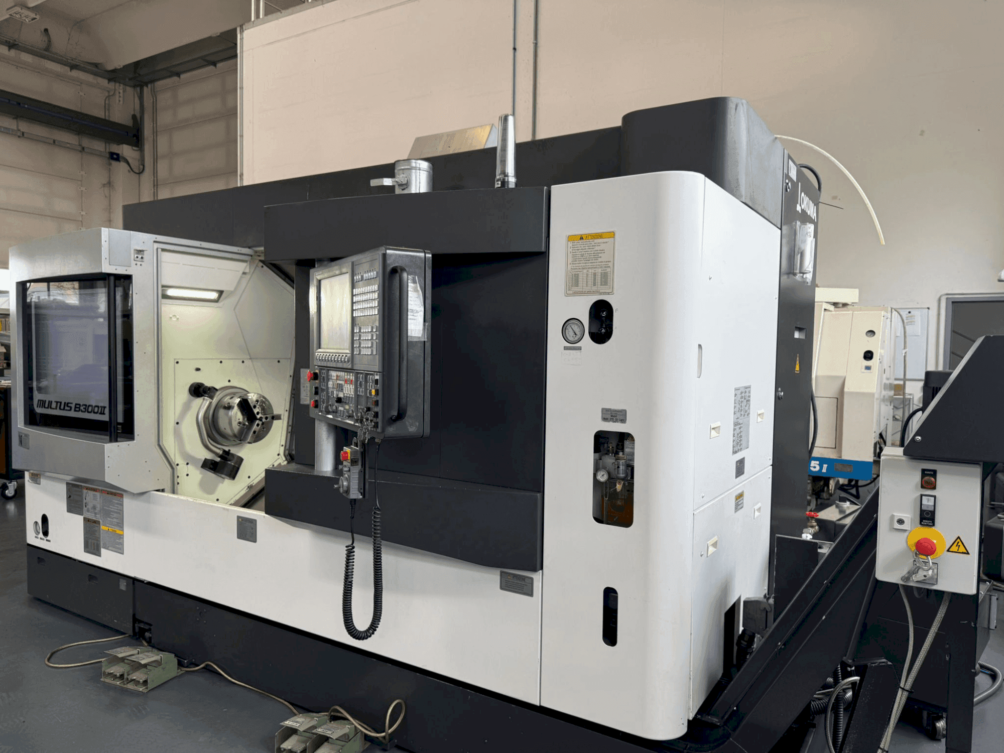Čelní pohled na Okuma MULTUS B300II stroj
